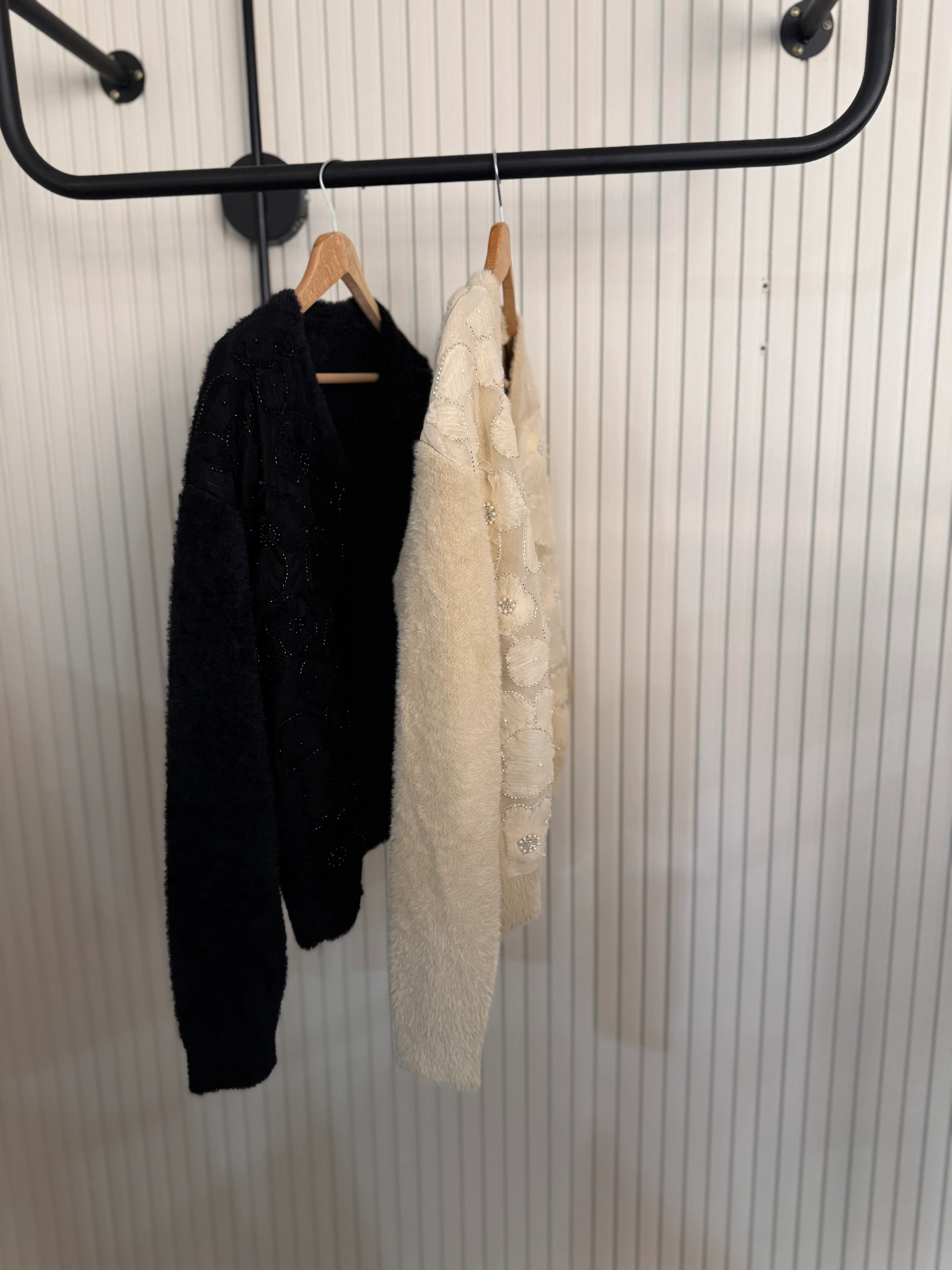 Çiçek işlemeli angora hırka - siyah