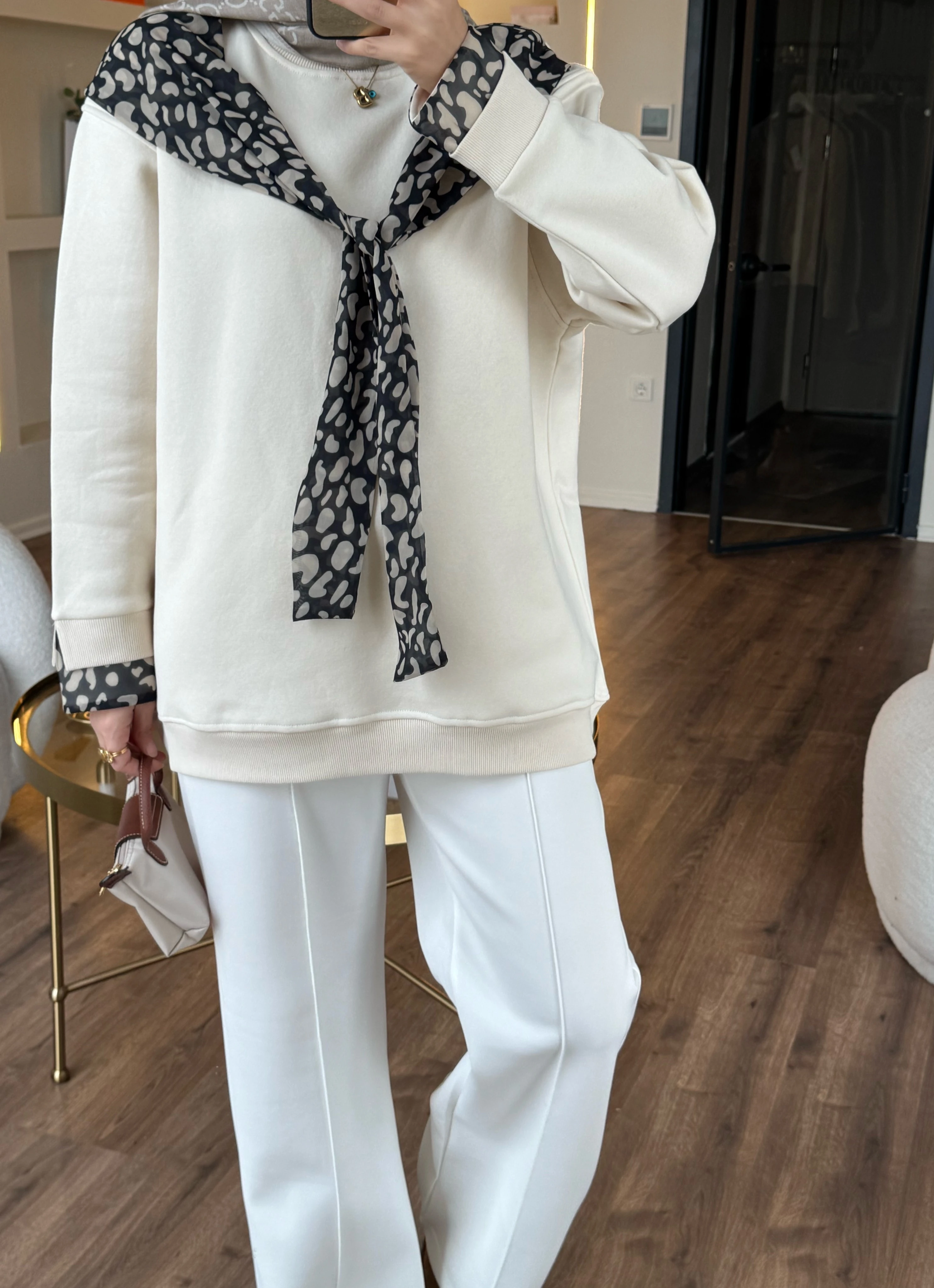 Leopar fularlı sweatshirt