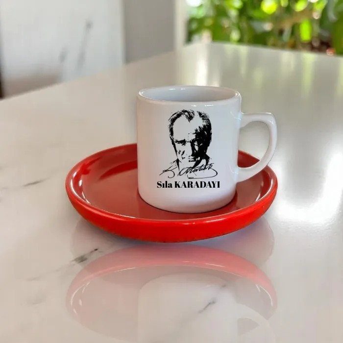 Atatürk Temalı ve İmzalı Türk Kahve Fincanı – Kırmızı İkramlık Tabaklı | Desinovas