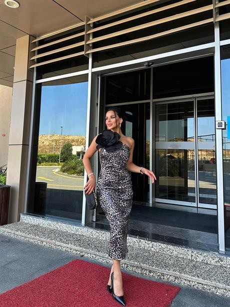 Romana Gül Detaylı Pul Payet Elbise Siyah