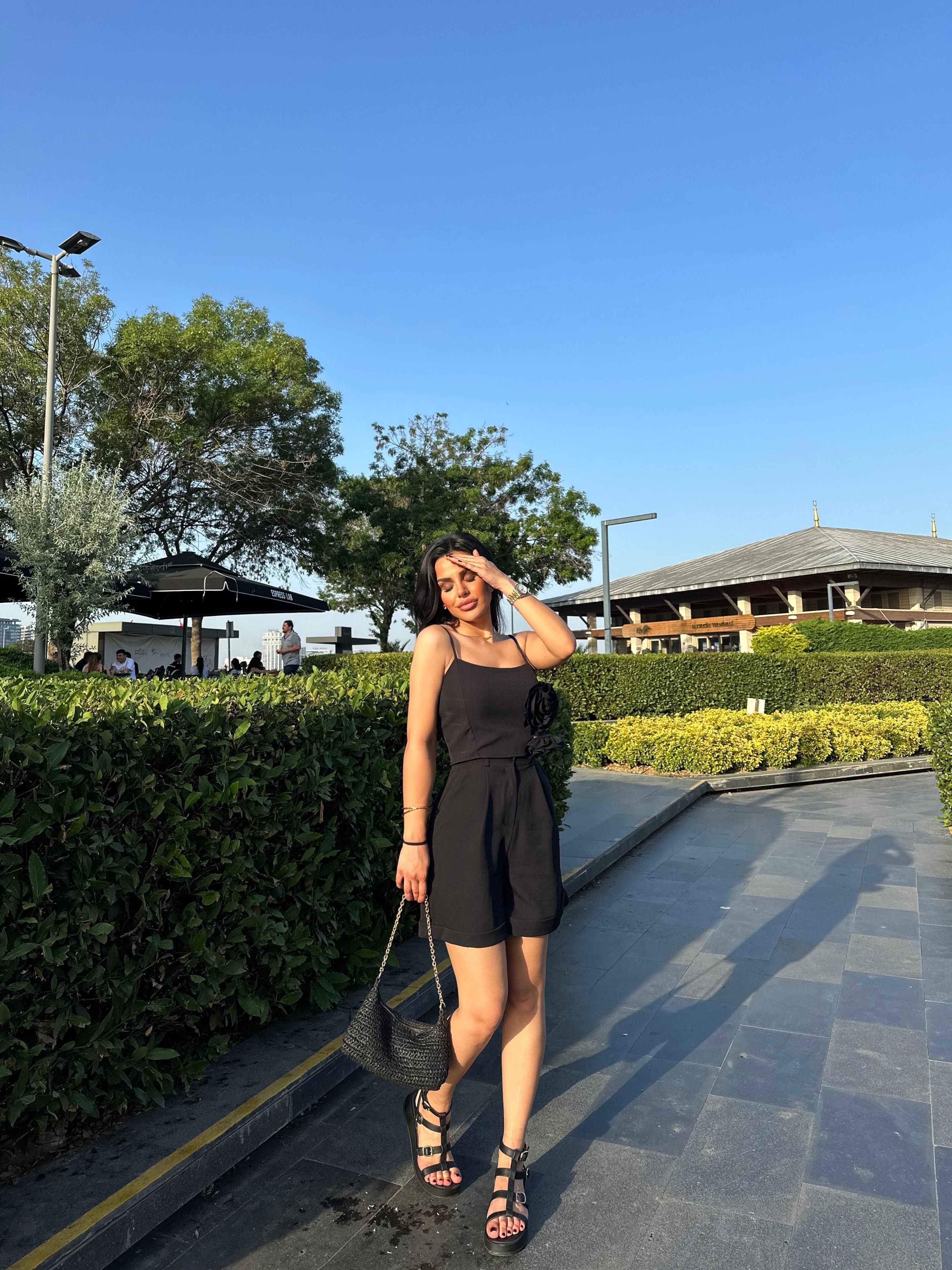 Perina Gül Detaylı Body Siyah