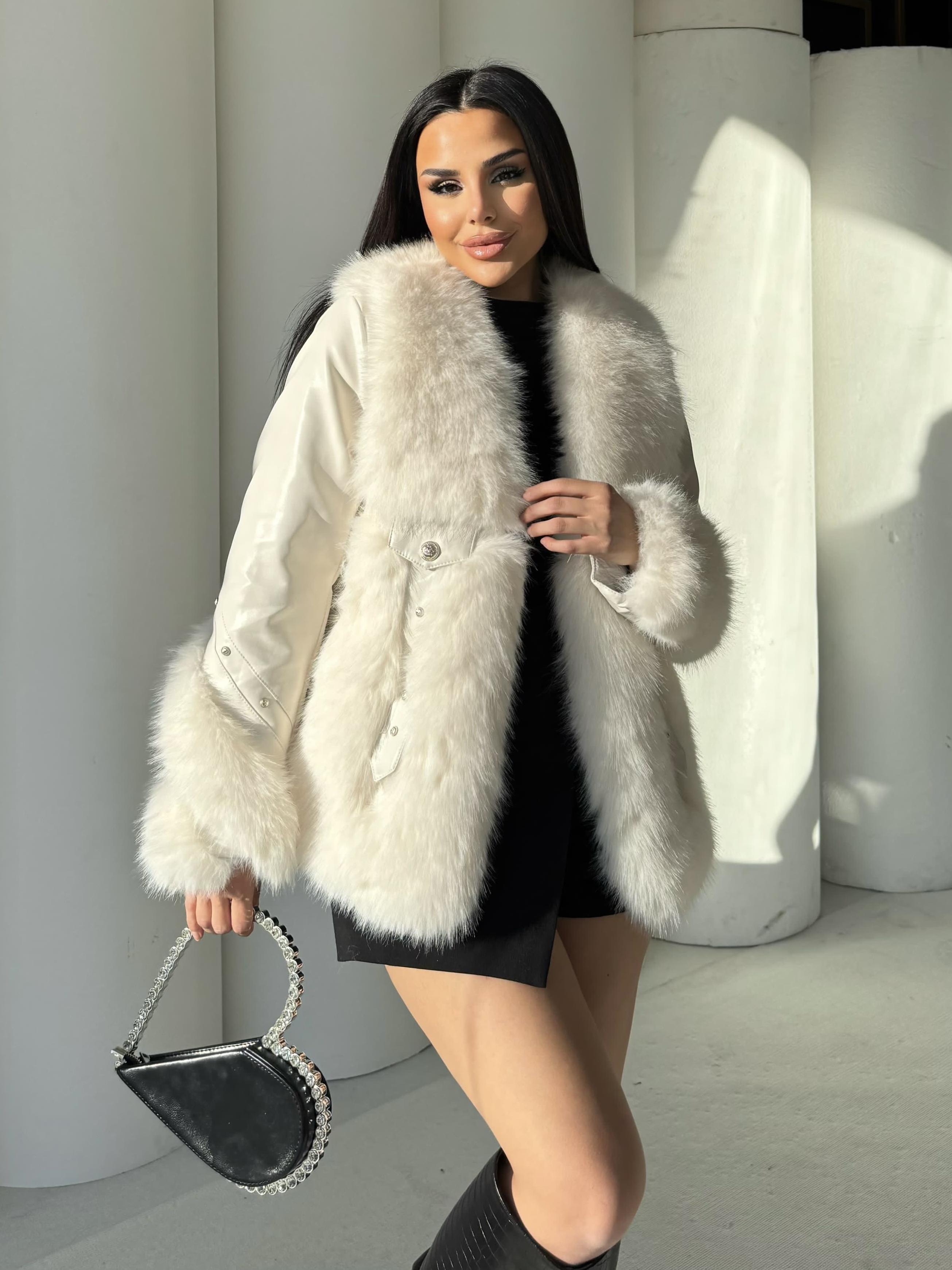 Puff Deri Detaylı Sılver Düğmeli İthal Kürk Beyaz