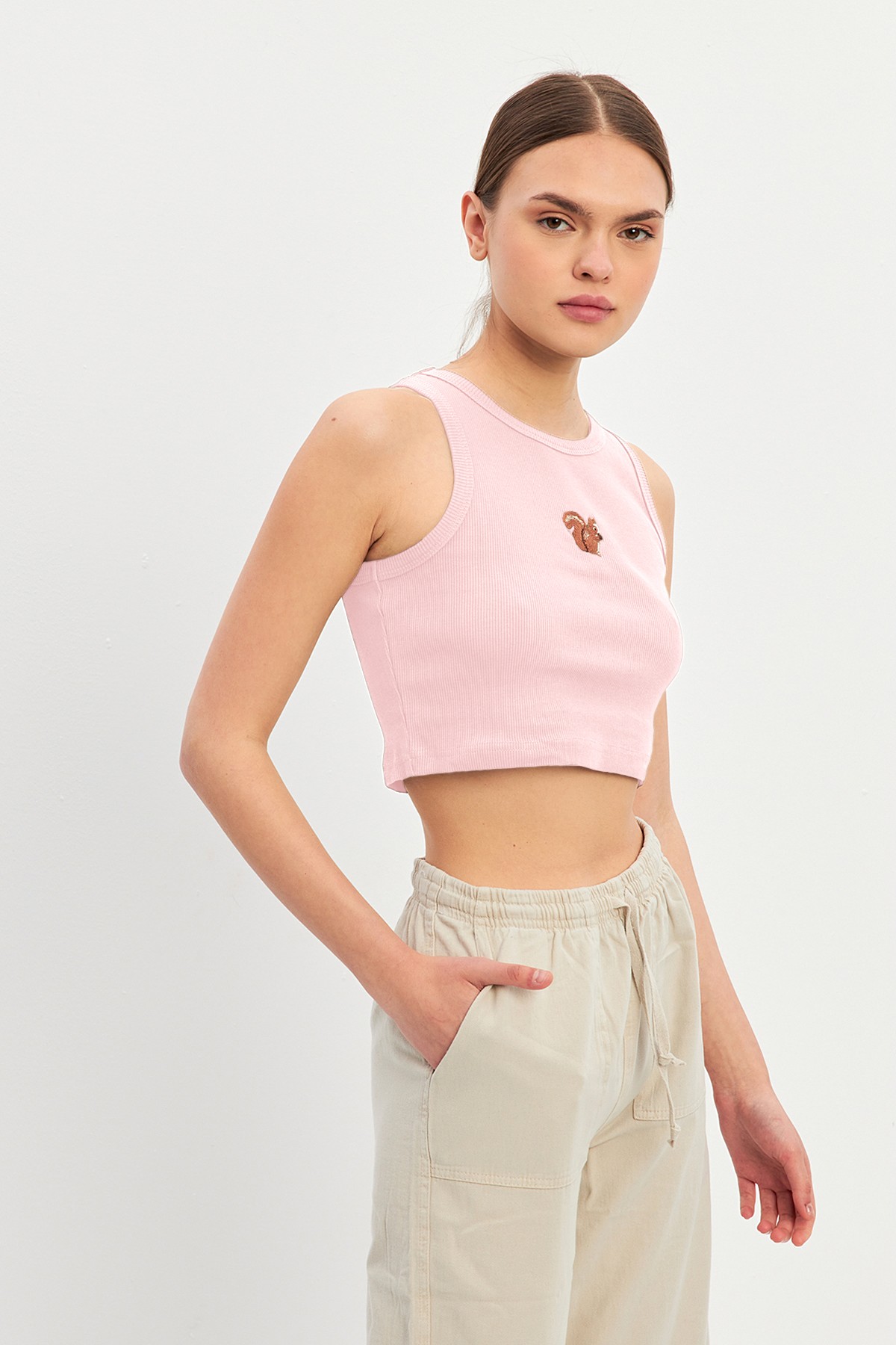 Kadın Sincap Nakış Tasarımlı Premium Pamuklu Crop Top - Pudra