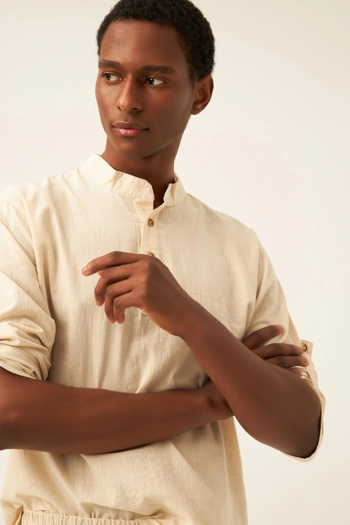 Erkek Üç Düğmeli Hakim Yaka Dökümlü Keten Gömlek