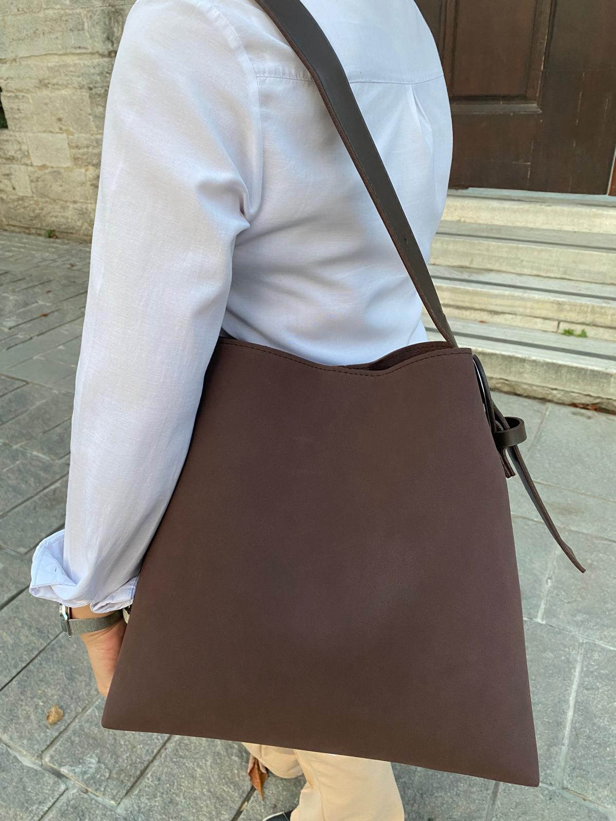 Süet Kemer Detaylı Büyük Boy Omuz Çantası - SÜET KAHVERENGİ