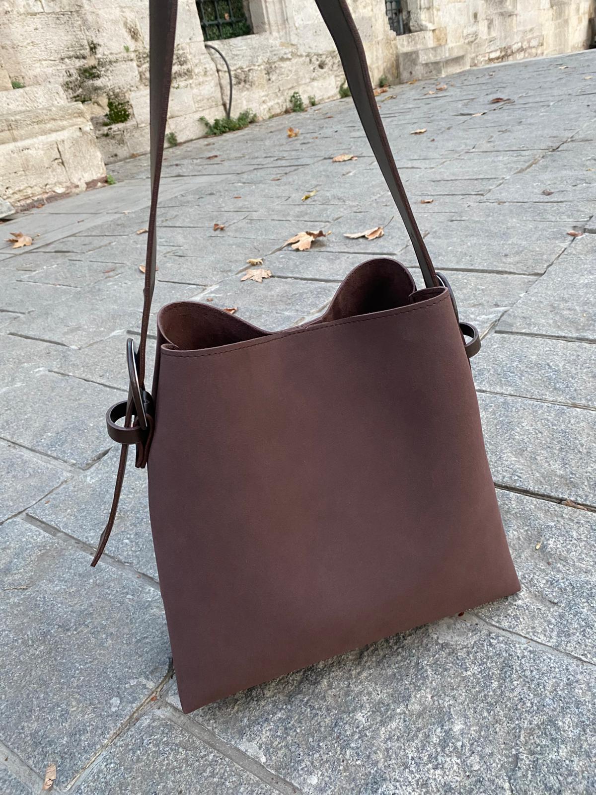 Süet Kemer Detaylı Büyük Boy Omuz Çantası - SÜET KAHVERENGİ