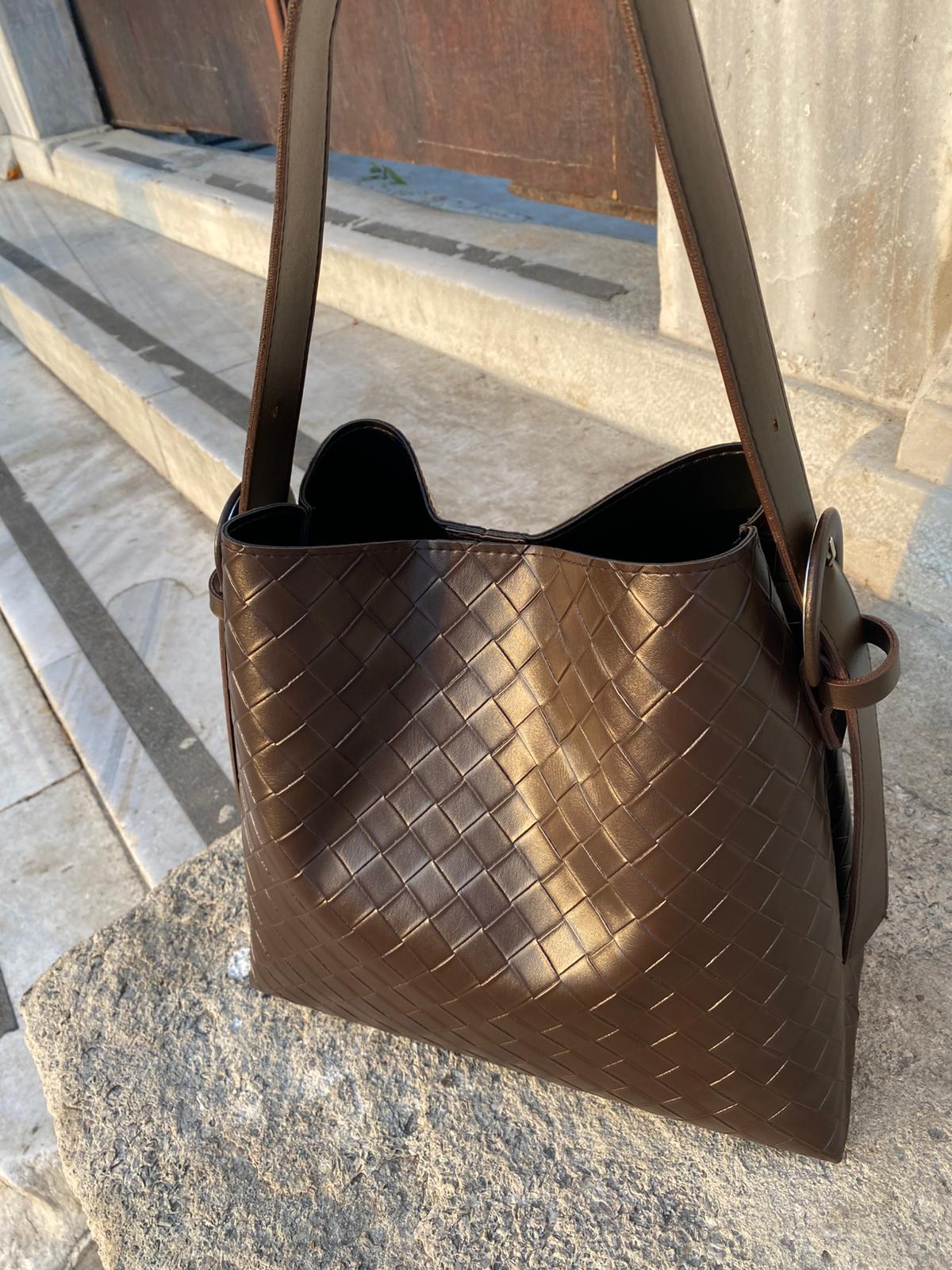 Kemer Detaylı Büyük Boy Omuz Çantası - KAHVERENGİ