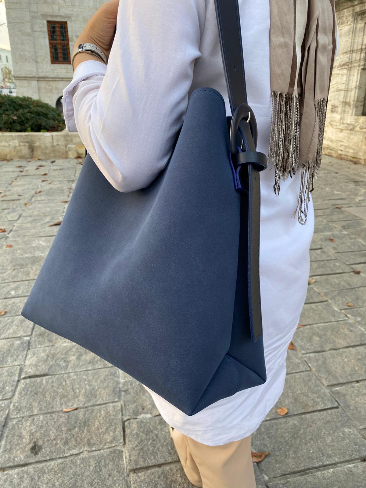 Süet Kemer Detaylı Büyük Boy Omuz Çantası - SÜET LACİVERT