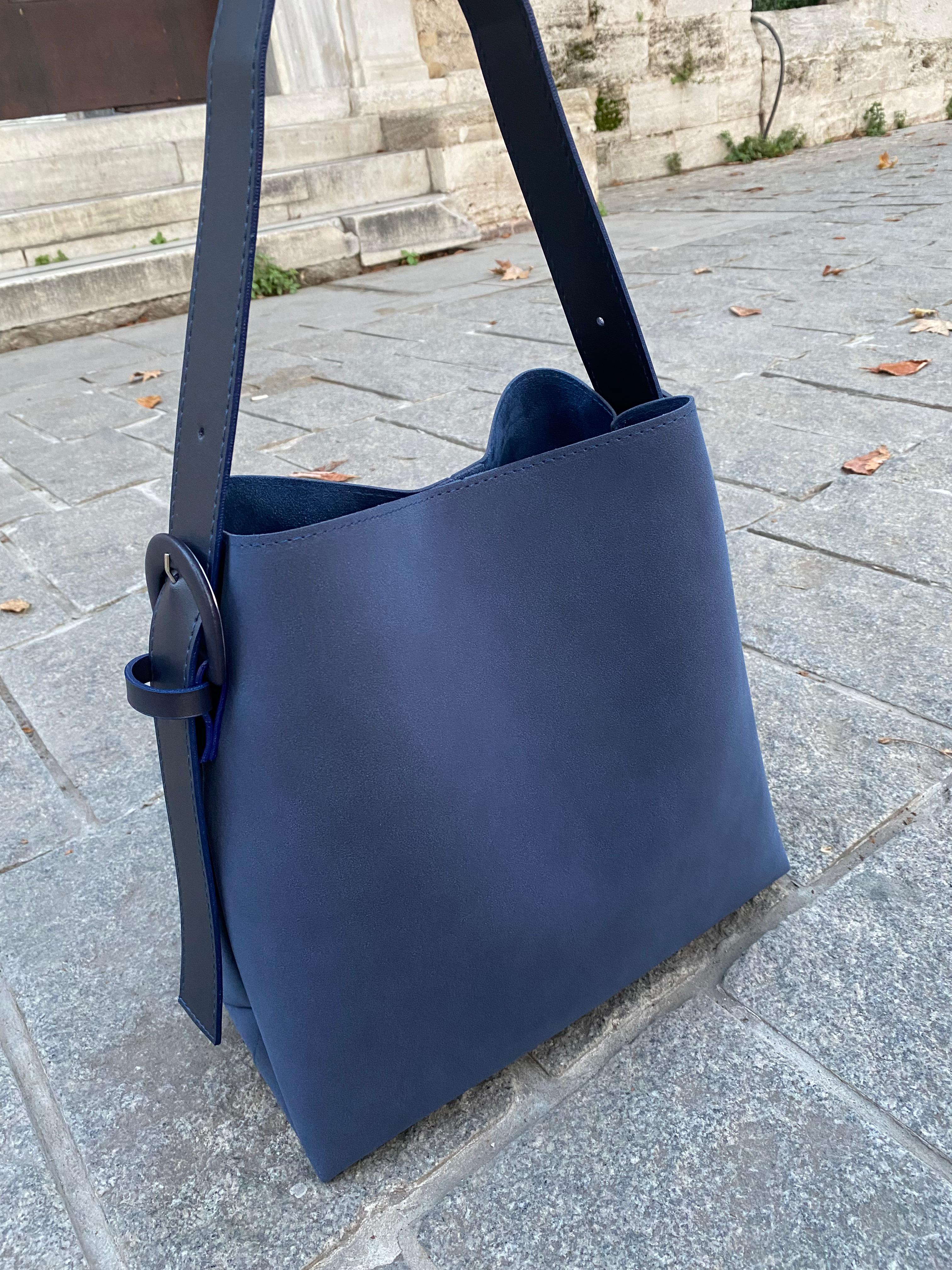 Süet Kemer Detaylı Büyük Boy Omuz Çantası - SÜET LACİVERT