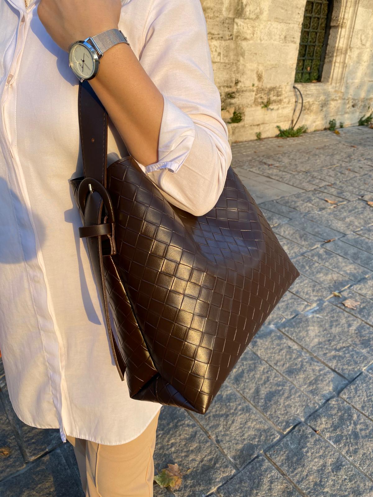 Kemer Detaylı Büyük Boy Omuz Çantası - KAHVERENGİ