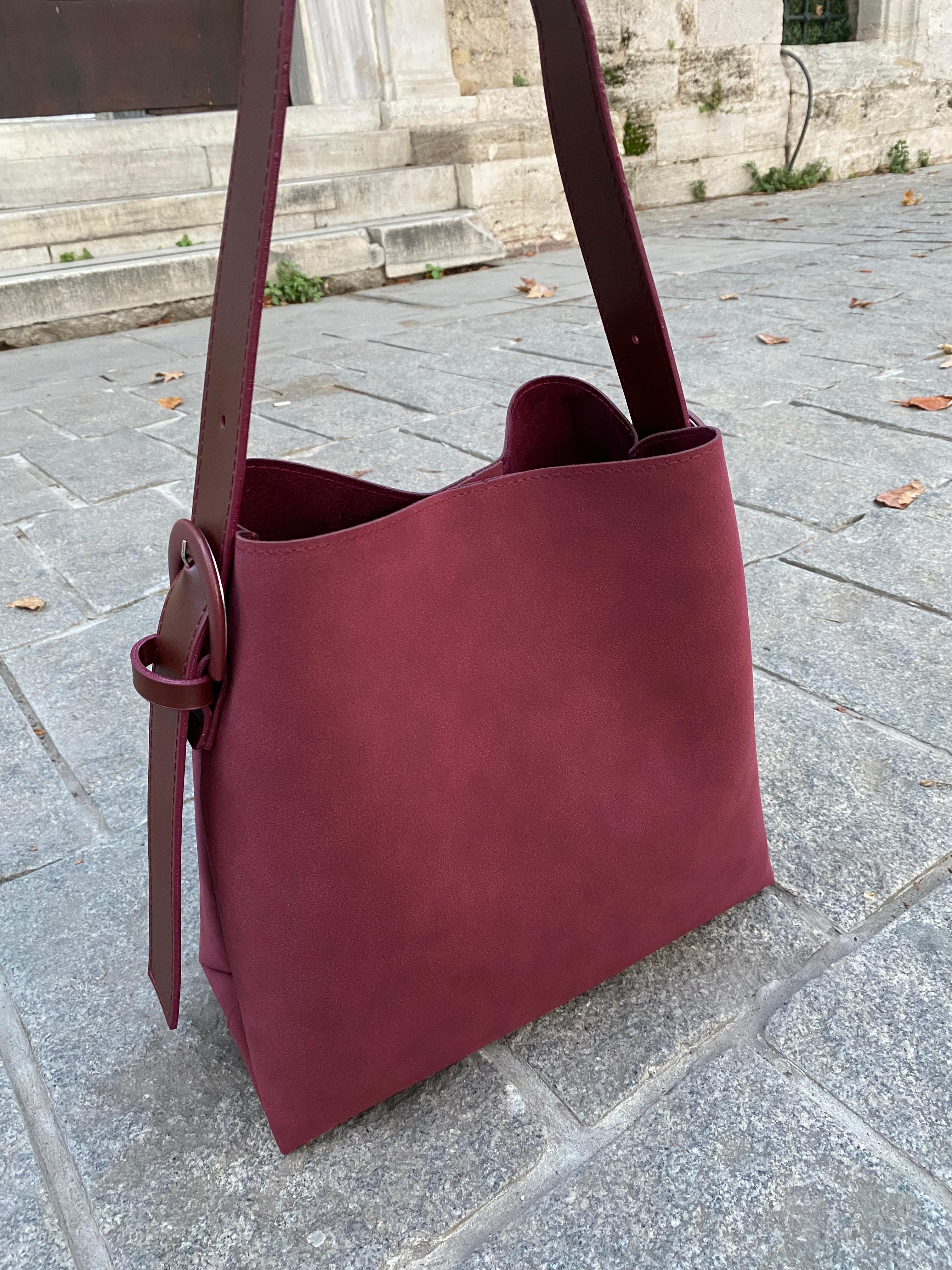 Süet Kemer Detaylı Büyük Boy Omuz Çantası - SÜET BORDO