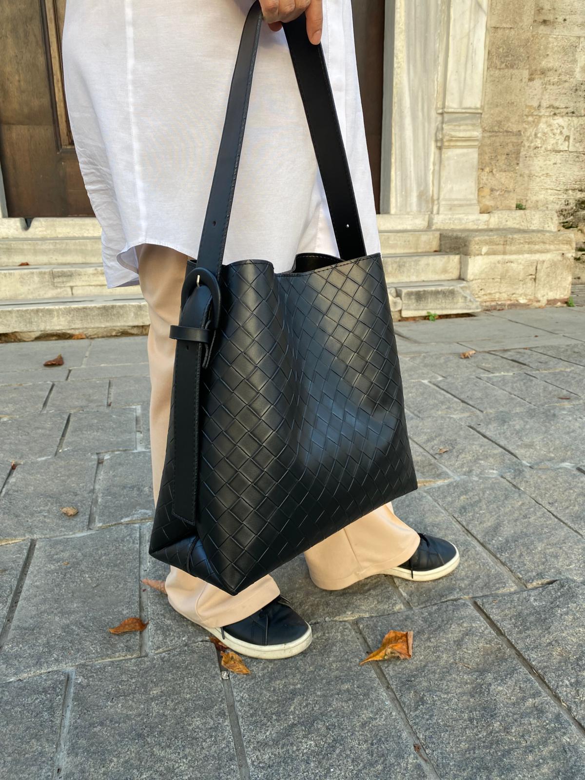 Kemer Detaylı Büyük Boy Omuz Çantası - SİYAH