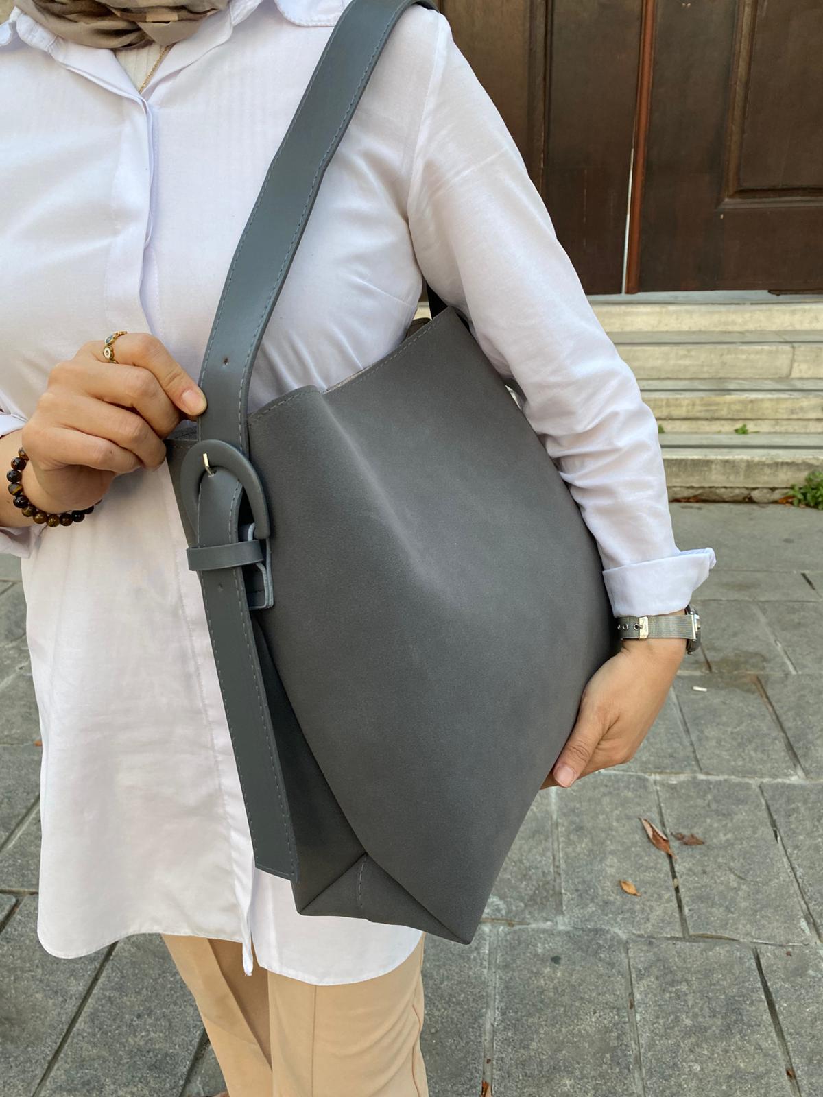 Süet Kemer Detaylı Büyük Boy Omuz Çantası - SÜET GRİ