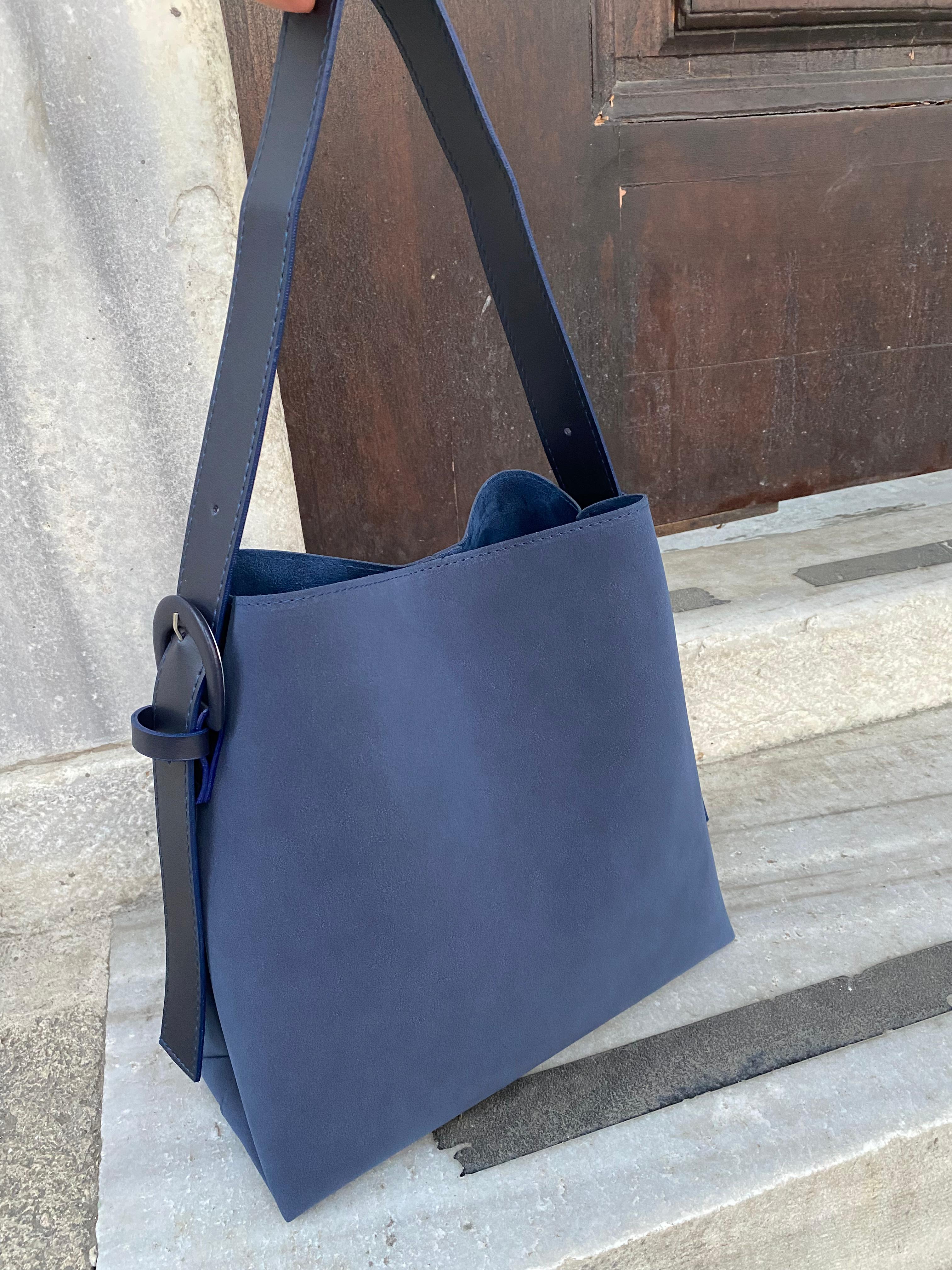 Süet Kemer Detaylı Büyük Boy Omuz Çantası - SÜET LACİVERT