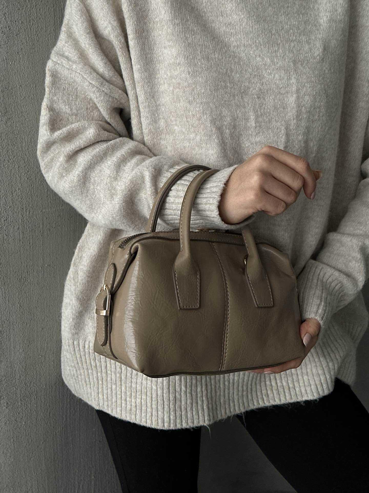 ORTA BOY SİLİNDİR MODEL ÇOK KULLANIŞLI OMUZ ÇANTASI - VİZON