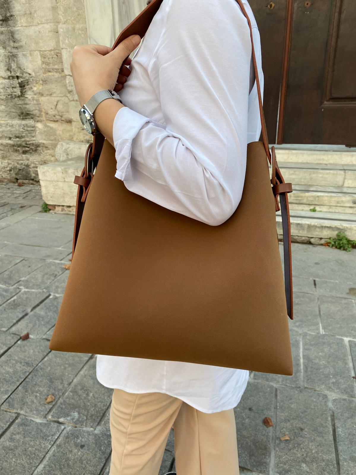 Süet Kemer Detaylı Büyük Boy Omuz Çantası - SÜET TABA