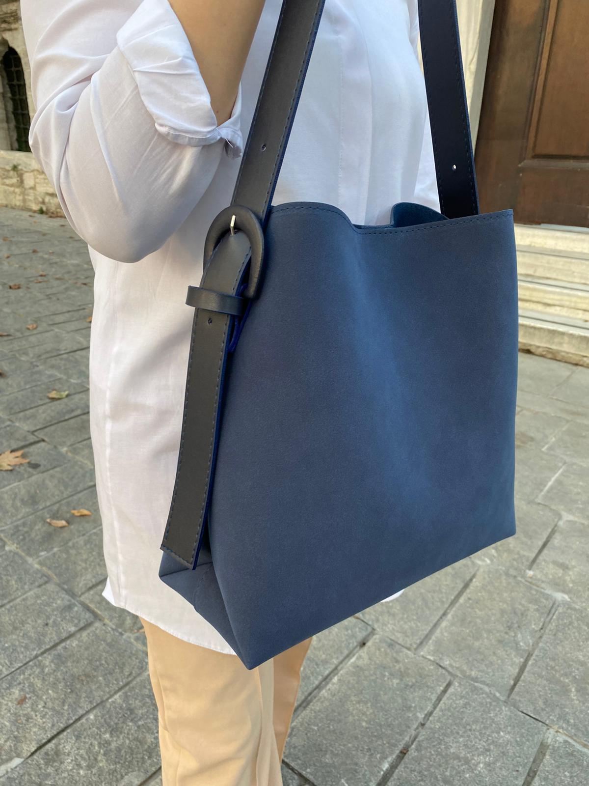 Süet Kemer Detaylı Büyük Boy Omuz Çantası - SÜET LACİVERT