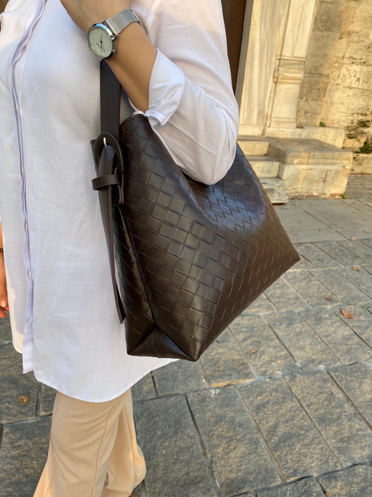 Kemer Detaylı Büyük Boy Omuz Çantası - KAHVERENGİ