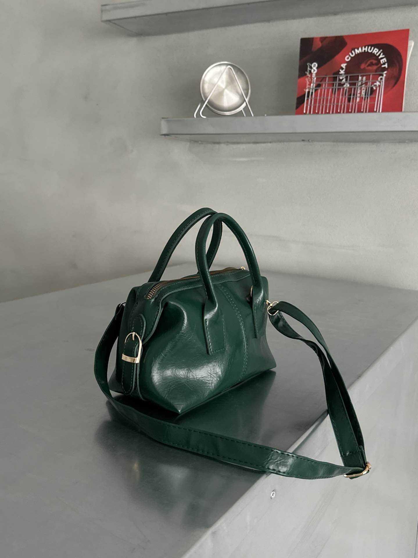 ORTA BOY SİLİNDİR MODEL ÇOK KULLANIŞLI OMUZ ÇANTASI - YEŞİL