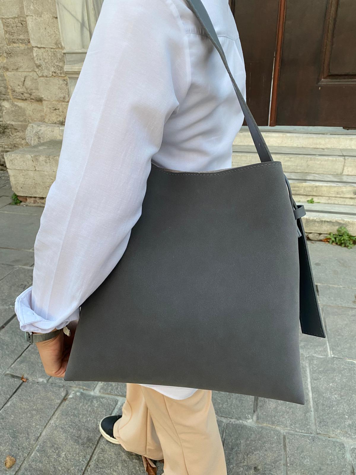 Süet Kemer Detaylı Büyük Boy Omuz Çantası - SÜET GRİ