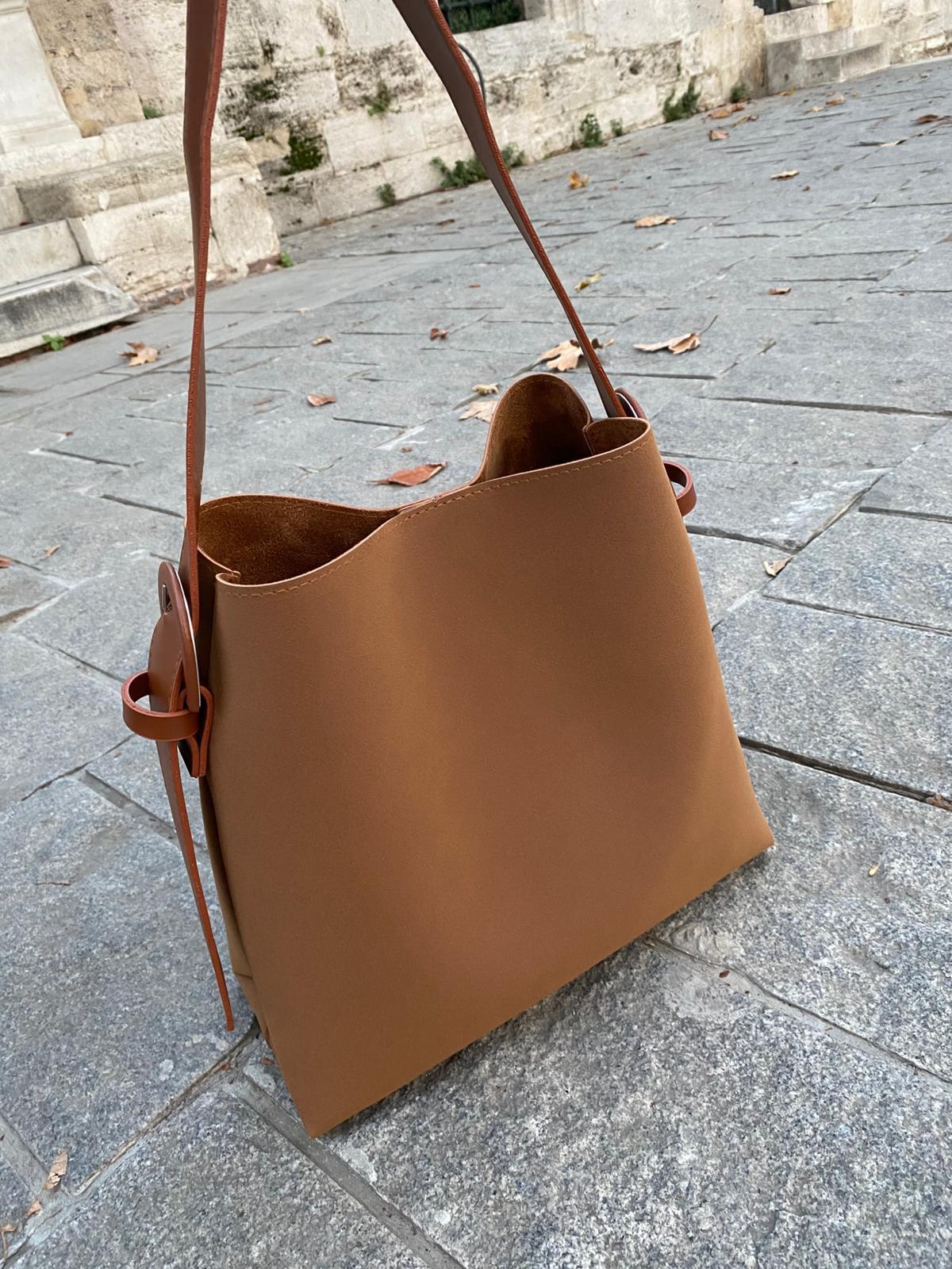 Süet Kemer Detaylı Büyük Boy Omuz Çantası - SÜET TABA