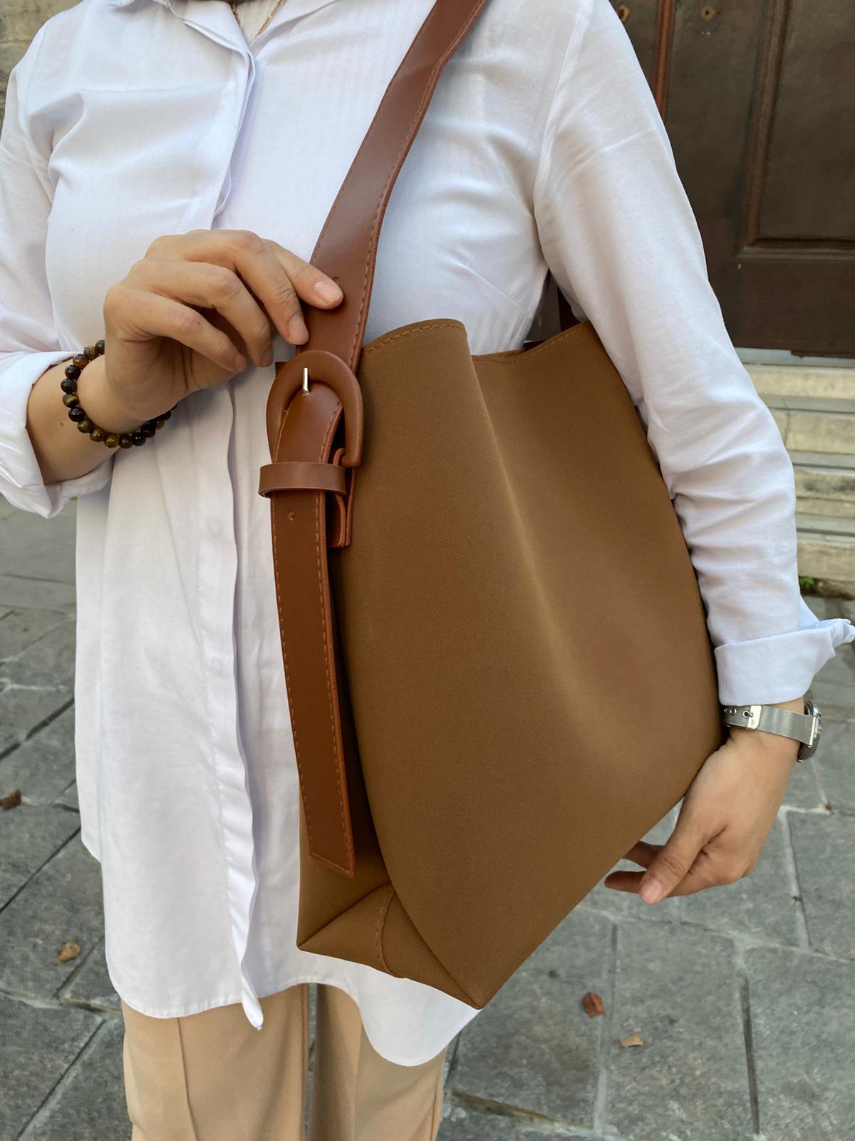 Süet Kemer Detaylı Büyük Boy Omuz Çantası - SÜET TABA