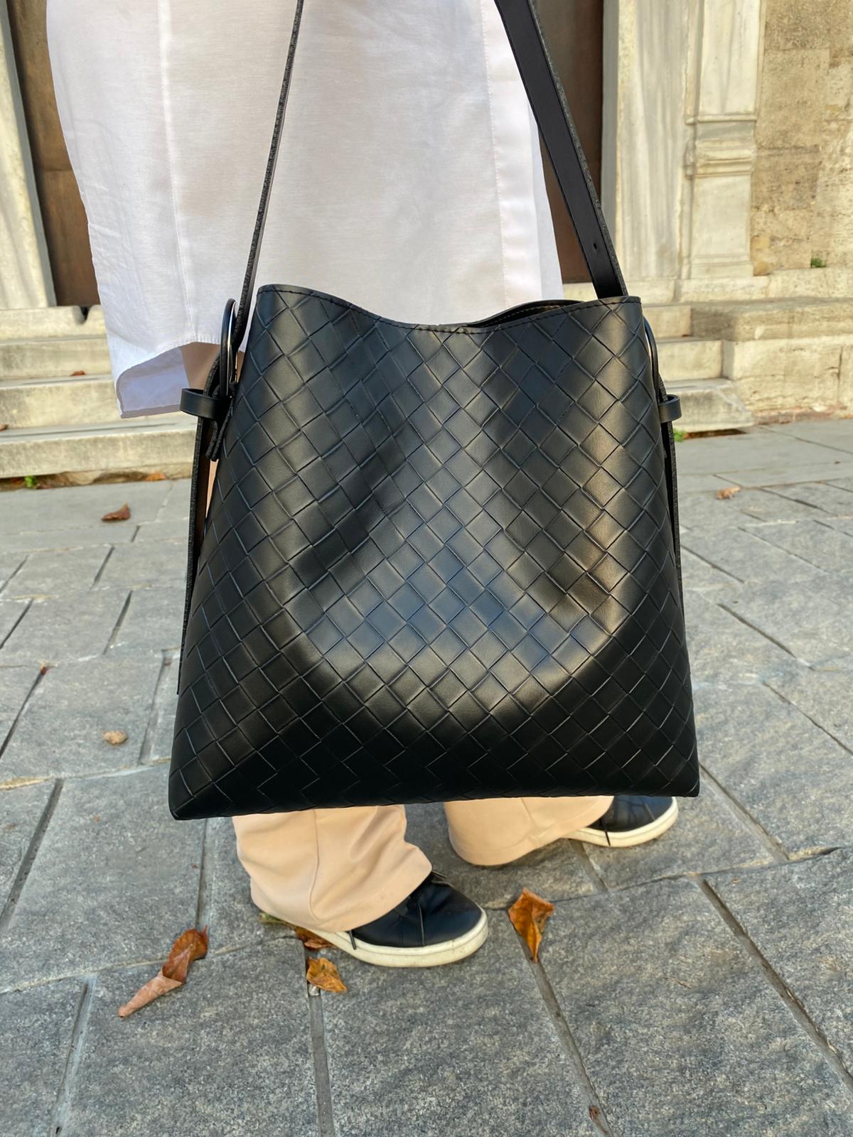 Kemer Detaylı Büyük Boy Omuz Çantası - SİYAH