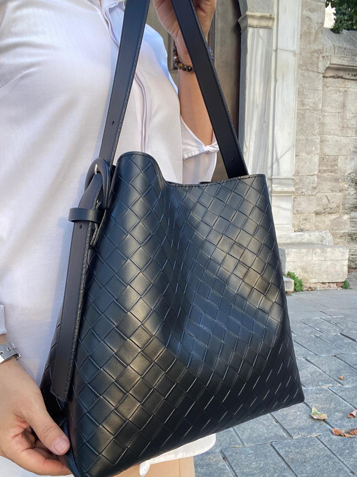 Kemer Detaylı Büyük Boy Omuz Çantası - SİYAH