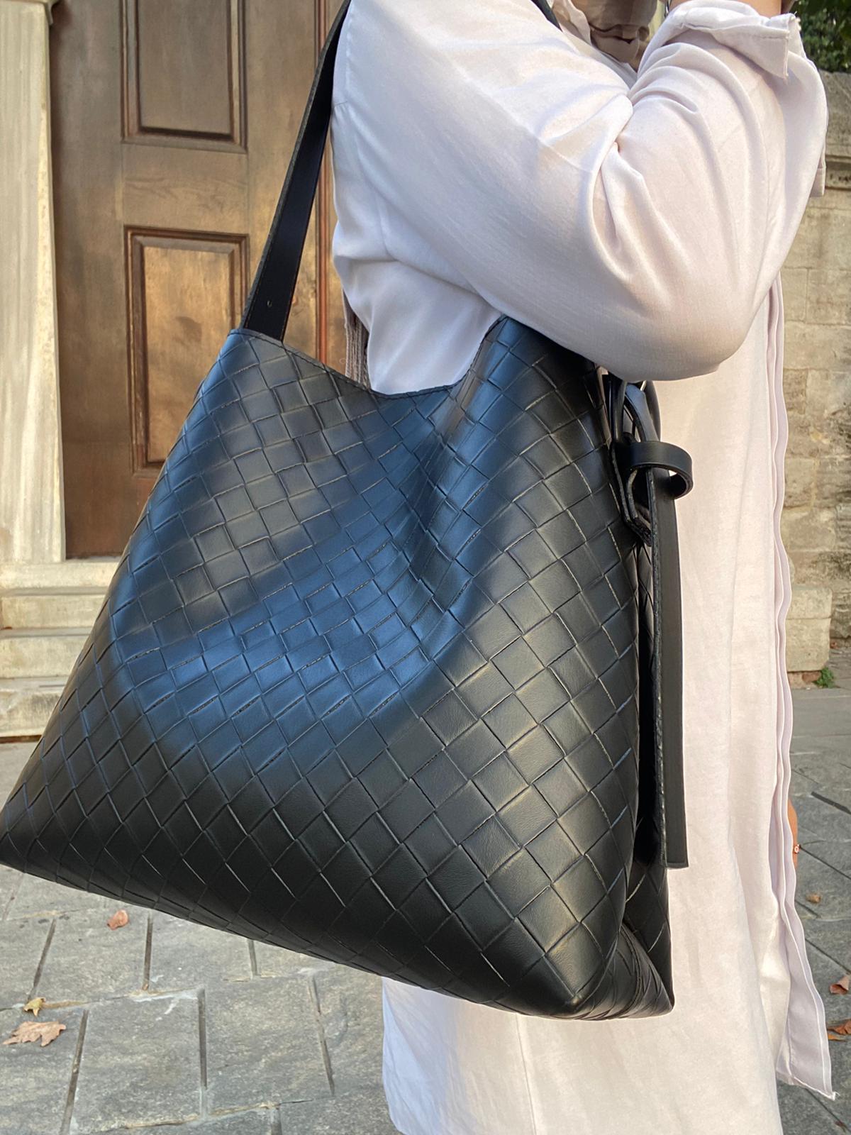 Kemer Detaylı Büyük Boy Omuz Çantası - SİYAH