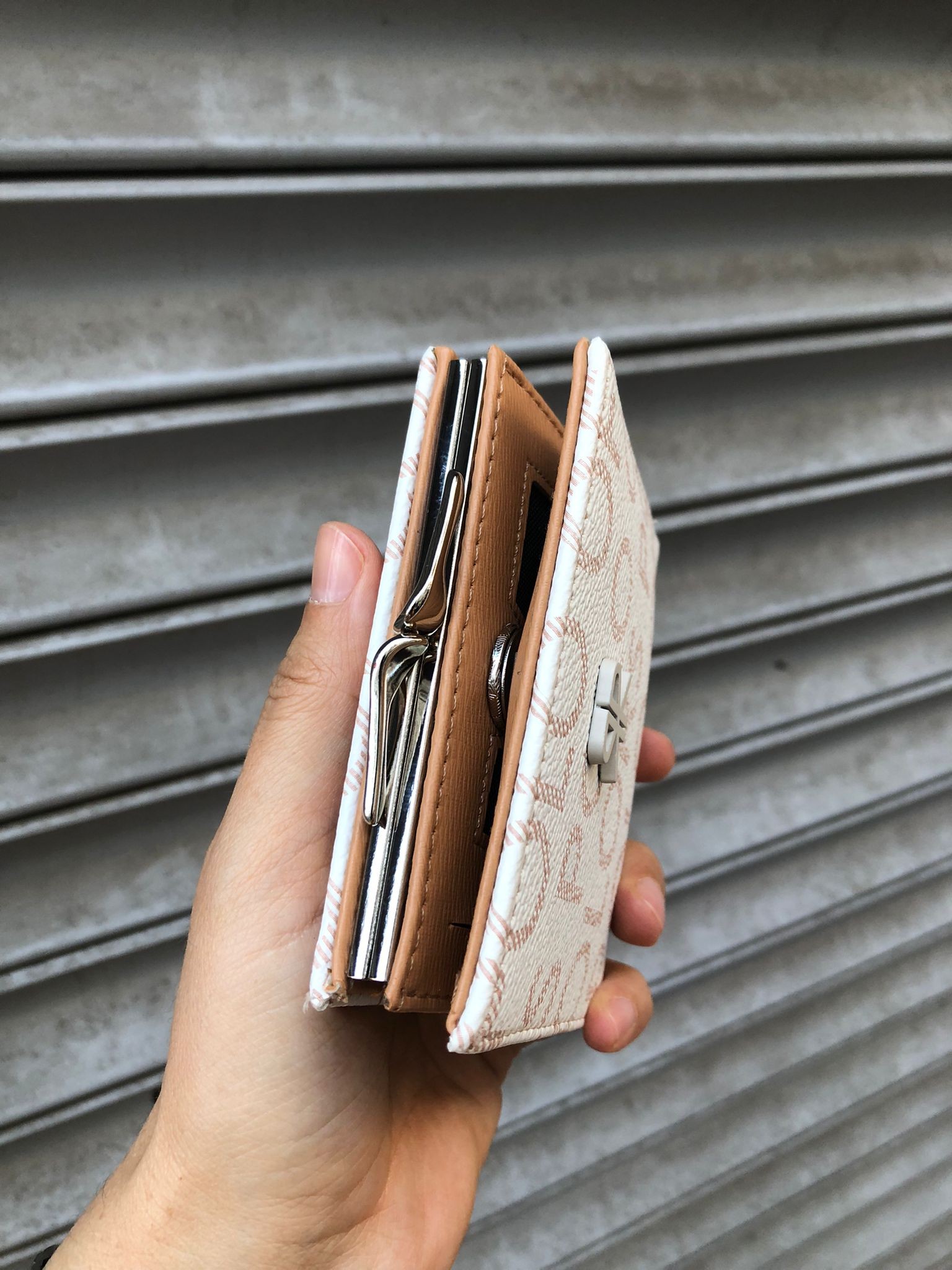 Çok Şık Kilit Detaylı Küçük Boy Cüzdan - EMPİRME KREM
