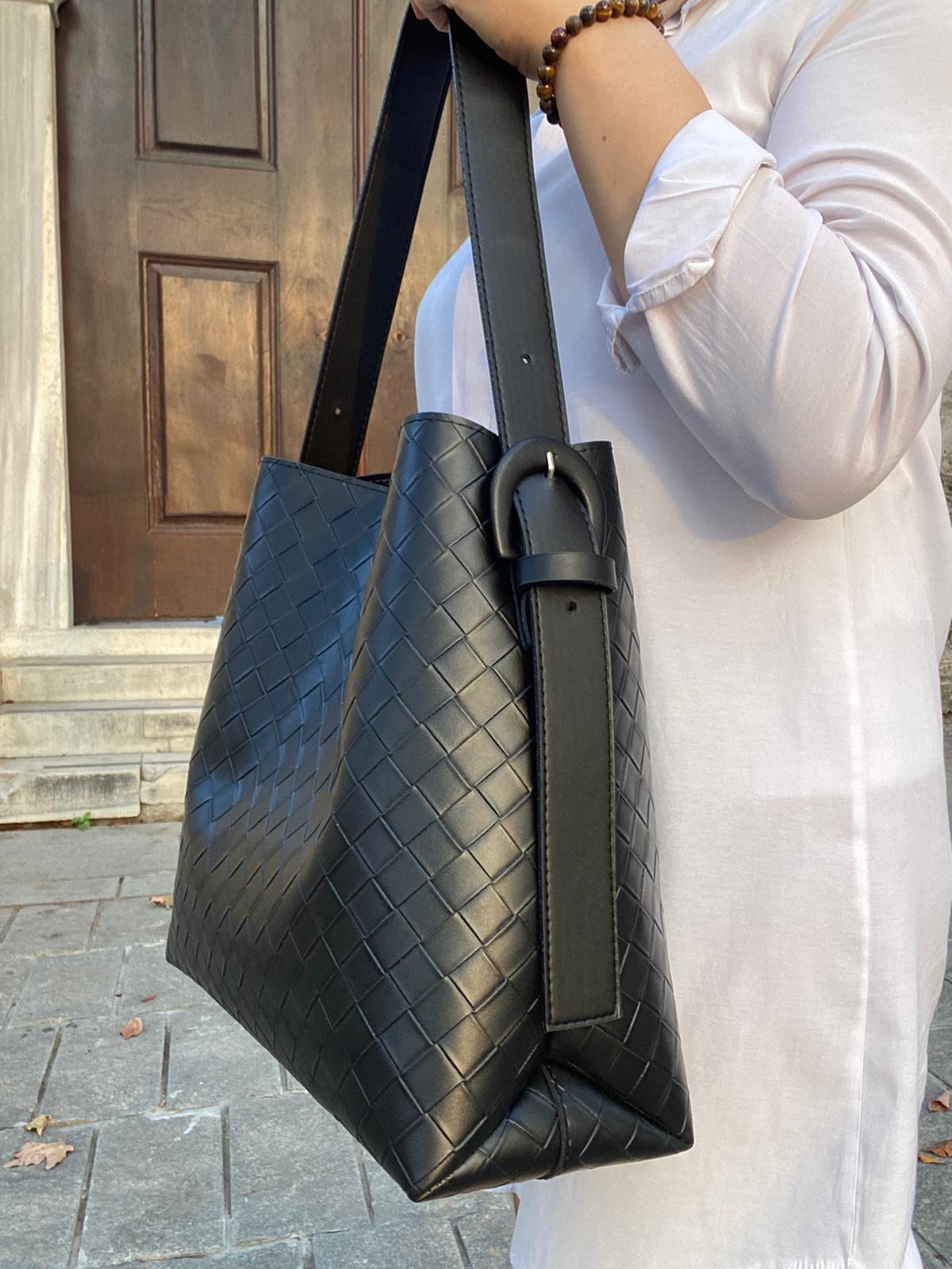 Kemer Detaylı Büyük Boy Omuz Çantası - SİYAH