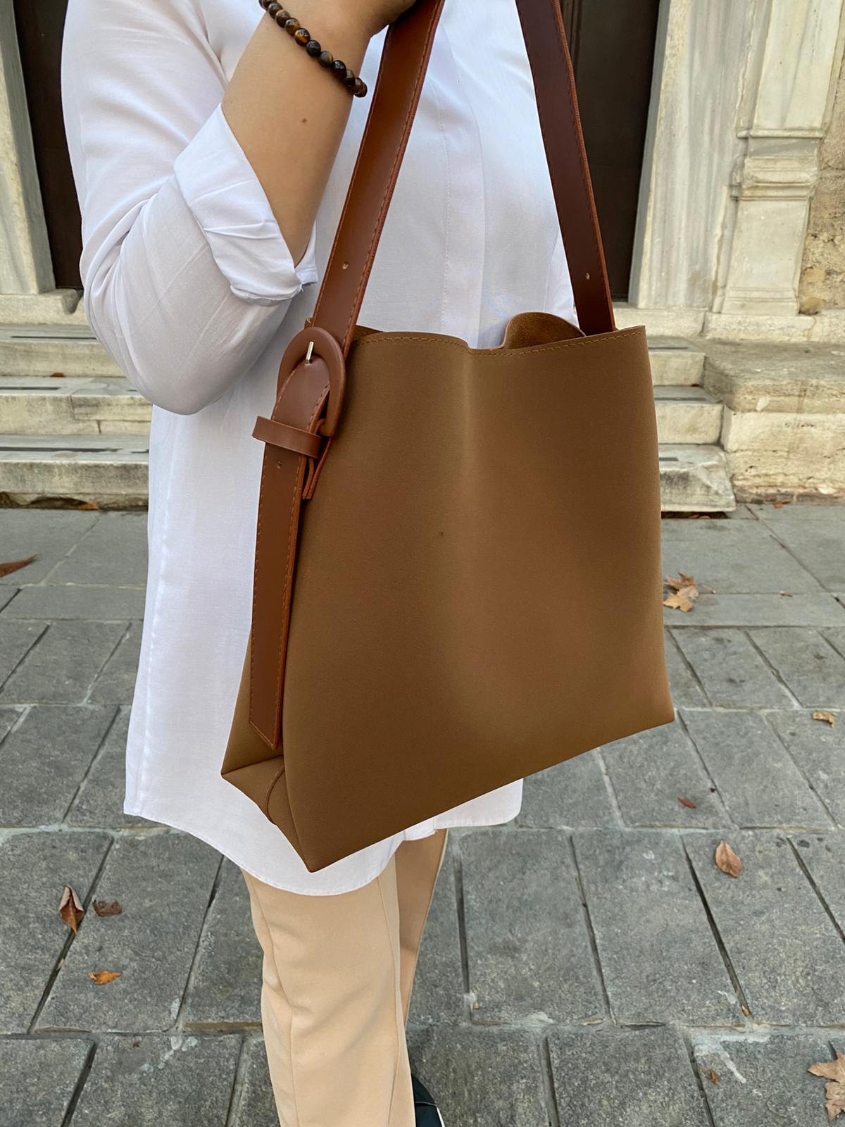 Süet Kemer Detaylı Büyük Boy Omuz Çantası - SÜET TABA