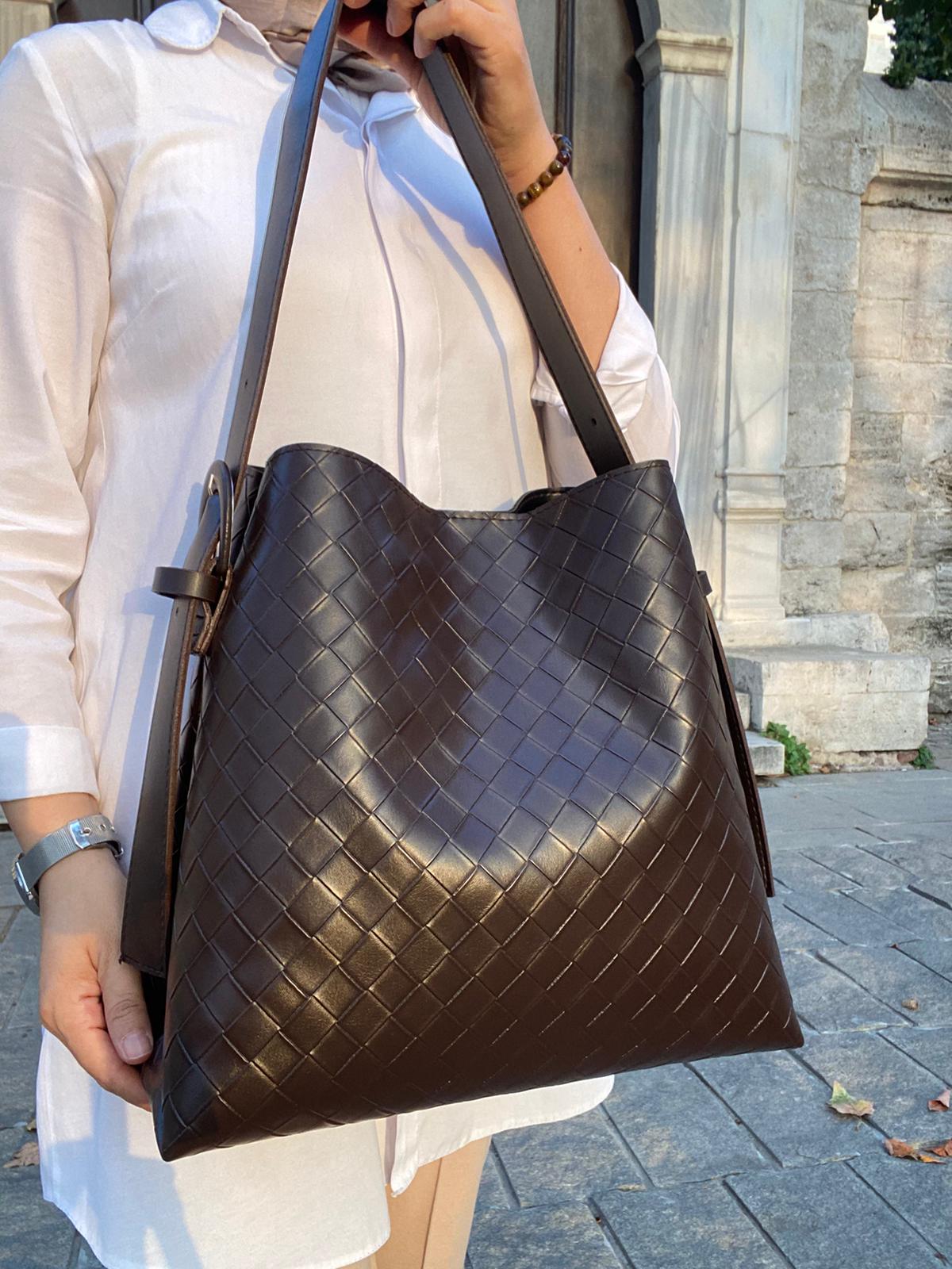 Kemer Detaylı Büyük Boy Omuz Çantası - KAHVERENGİ