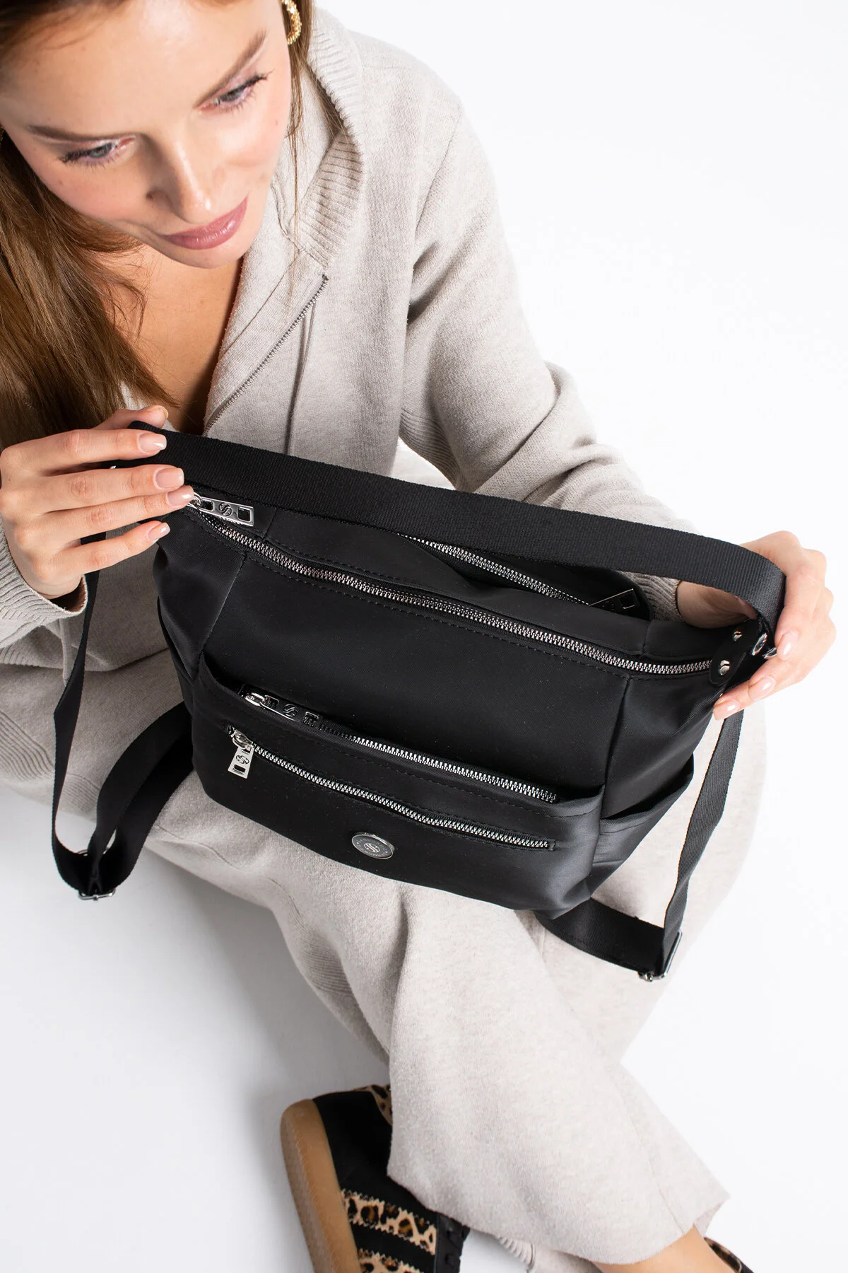 4 Bölmeli Hem Sırt Hem Omuz Çantası Çok Kullanışlı - SİYAH-SATEN