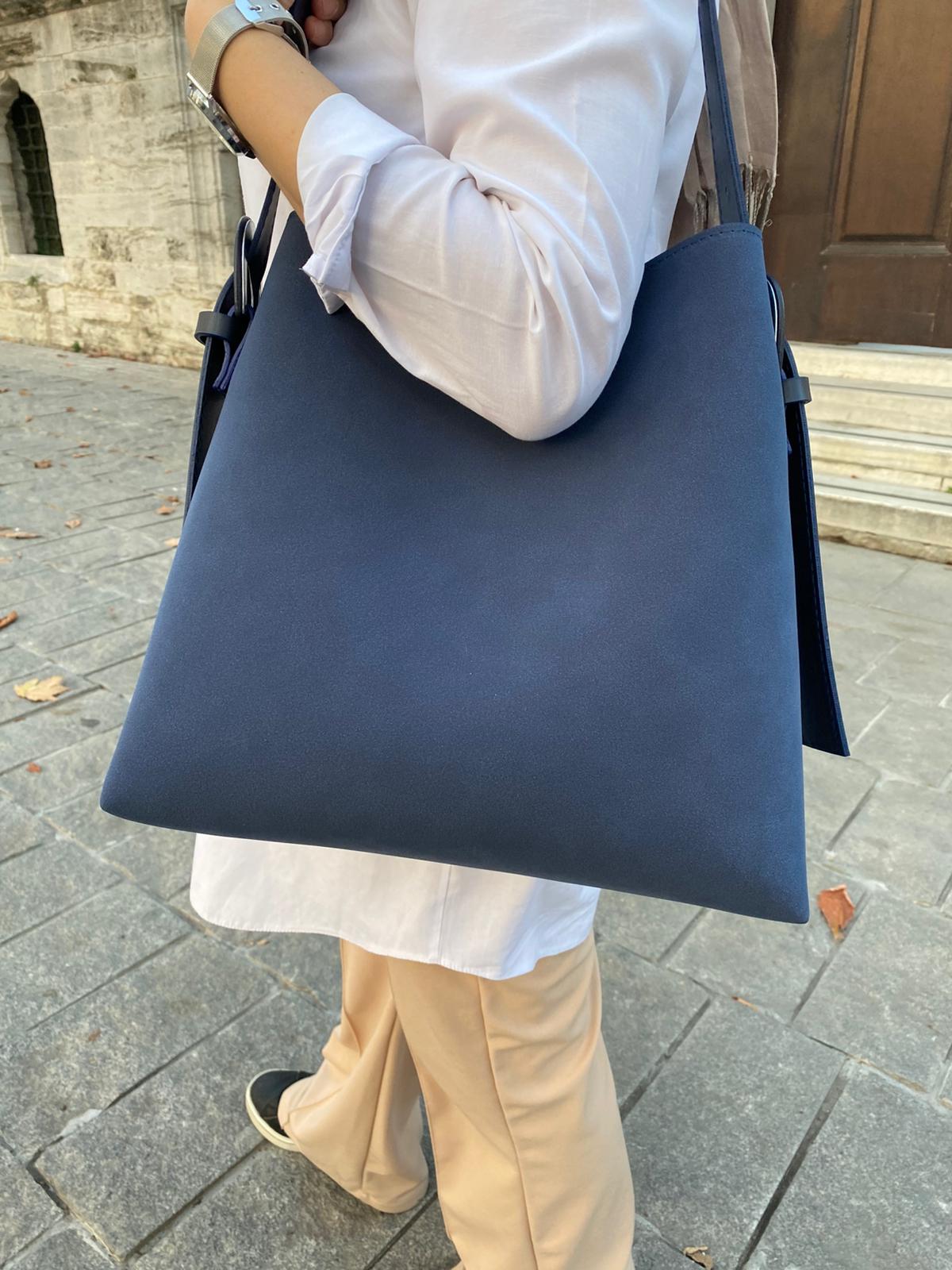 Süet Kemer Detaylı Büyük Boy Omuz Çantası - SÜET LACİVERT