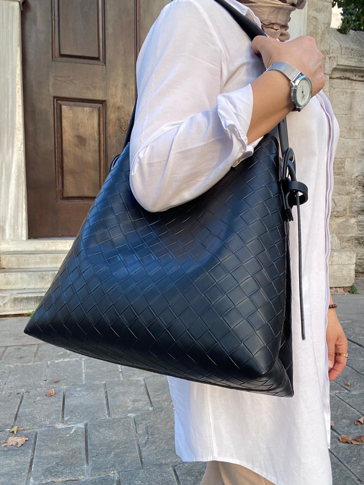 Kemer Detaylı Büyük Boy Omuz Çantası - SİYAH