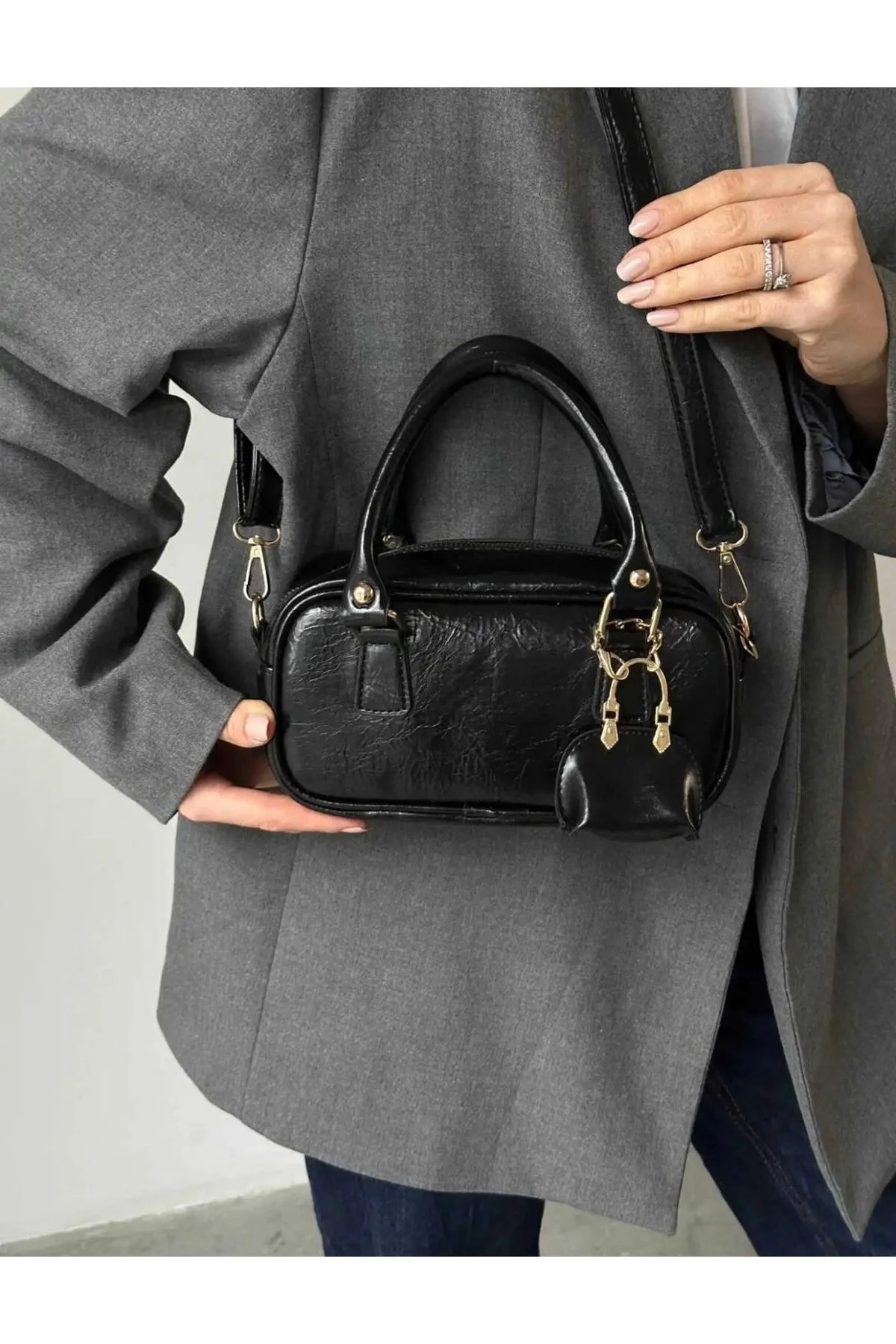 Charm Hediyeli Şık Tasarımlı Kırmızı El Ve Omuz Çantası - SİYAH