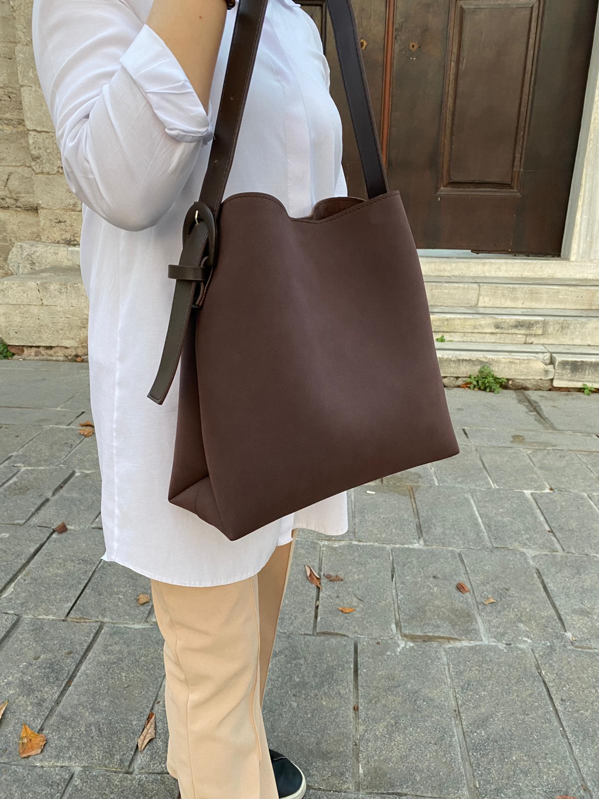 Süet Kemer Detaylı Büyük Boy Omuz Çantası - SÜET KAHVERENGİ