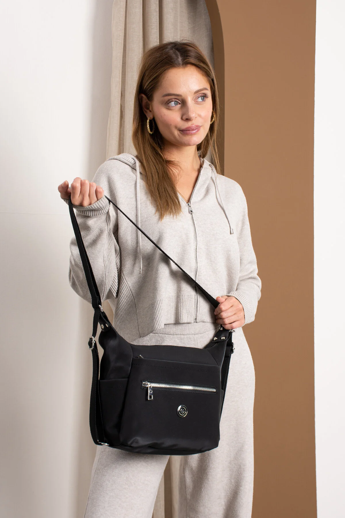 4 Bölmeli Hem Sırt Hem Omuz Çantası Çok Kullanışlı - SİYAH-SATEN