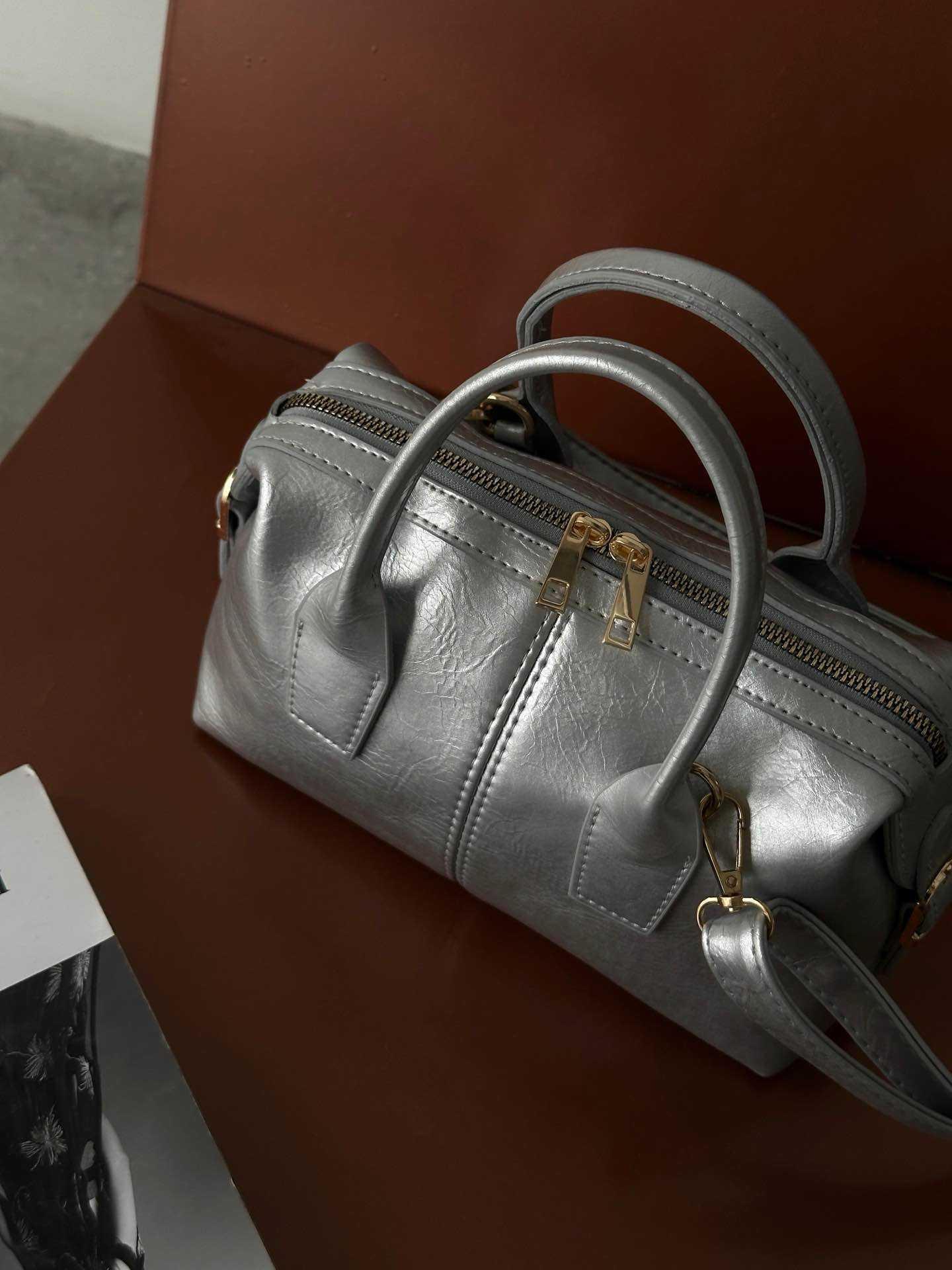 ORTA BOY SİLİNDİR MODEL ÇOK KULLANIŞLI OMUZ ÇANTASI - GÜMÜŞ