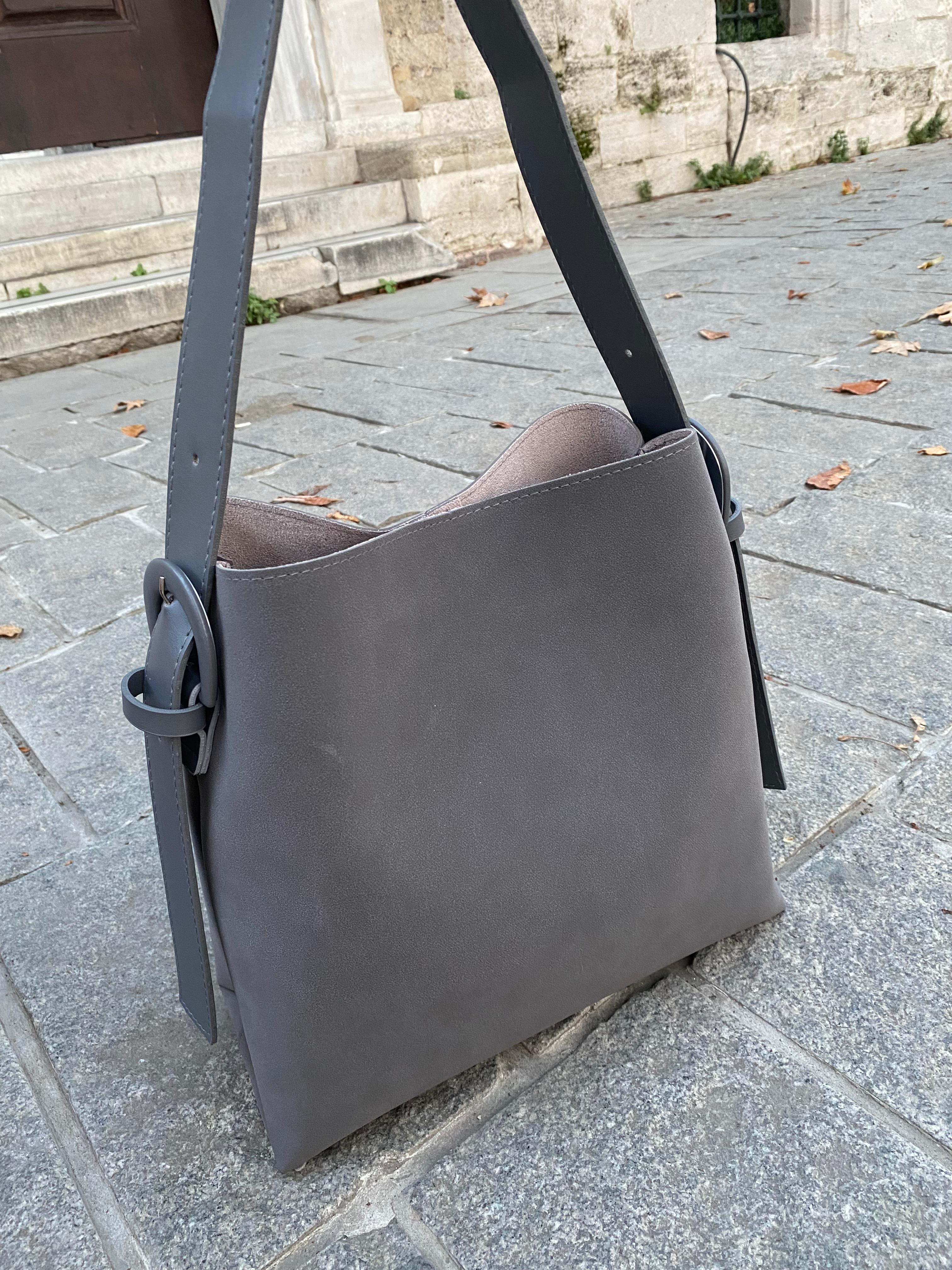 Süet Kemer Detaylı Büyük Boy Omuz Çantası - SÜET GRİ