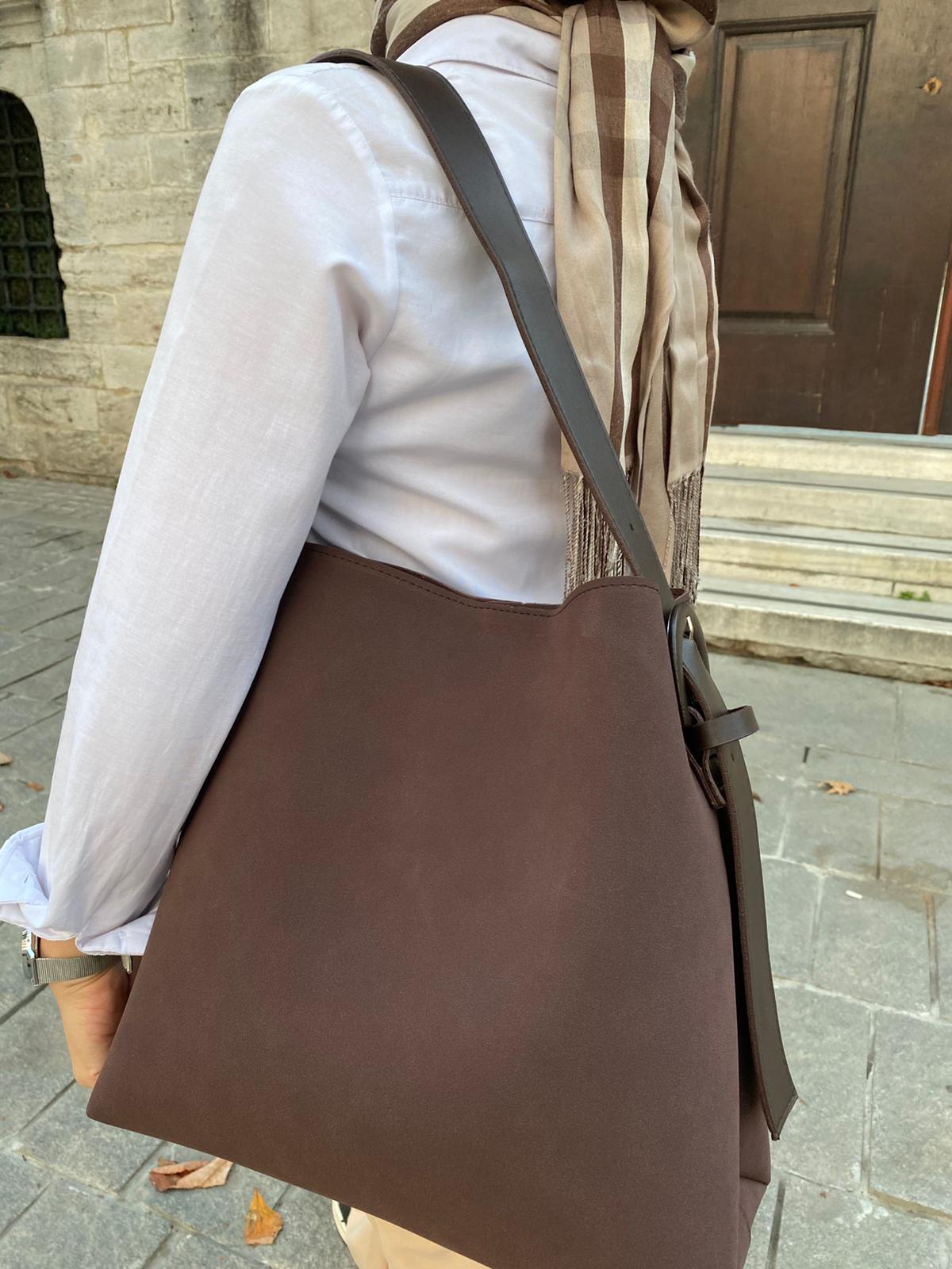 Süet Kemer Detaylı Büyük Boy Omuz Çantası - SÜET KAHVERENGİ