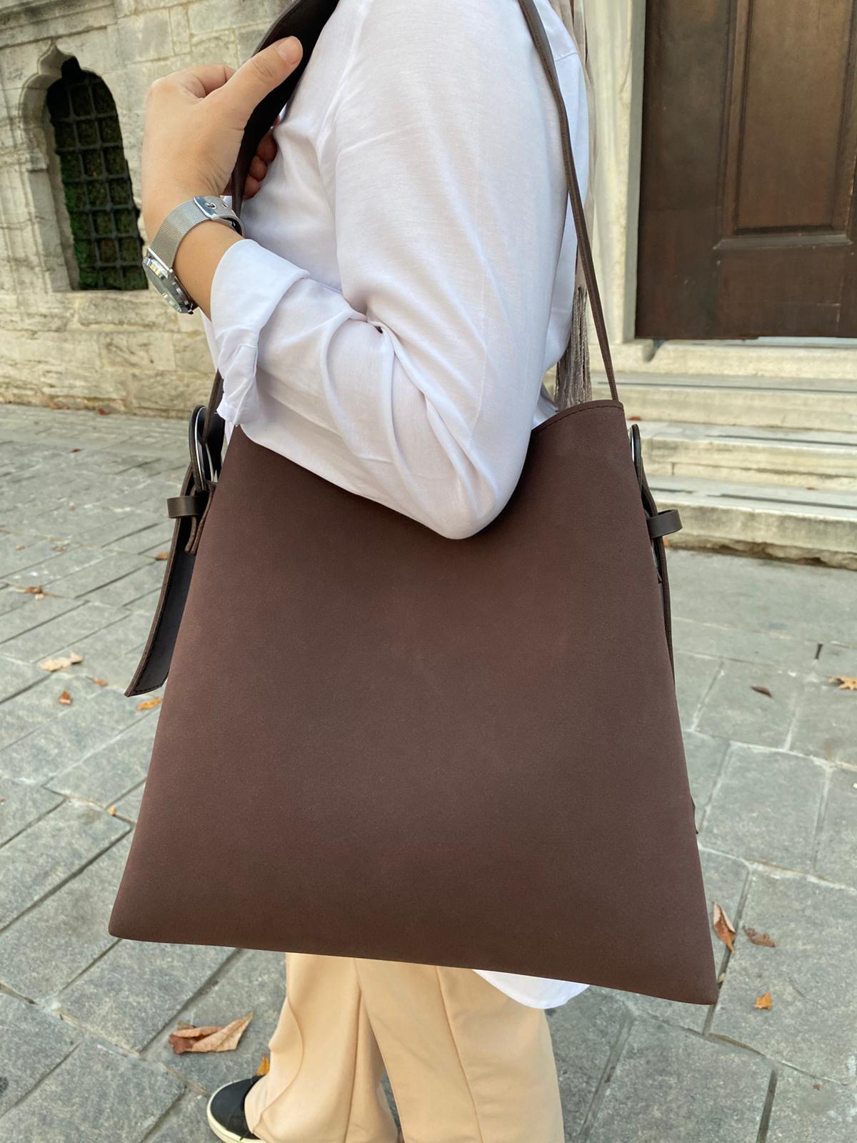 Süet Kemer Detaylı Büyük Boy Omuz Çantası - SÜET KAHVERENGİ