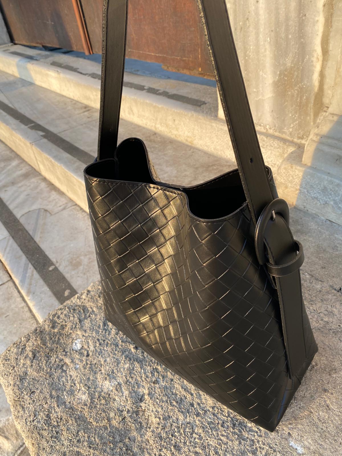 Kemer Detaylı Büyük Boy Omuz Çantası - SİYAH