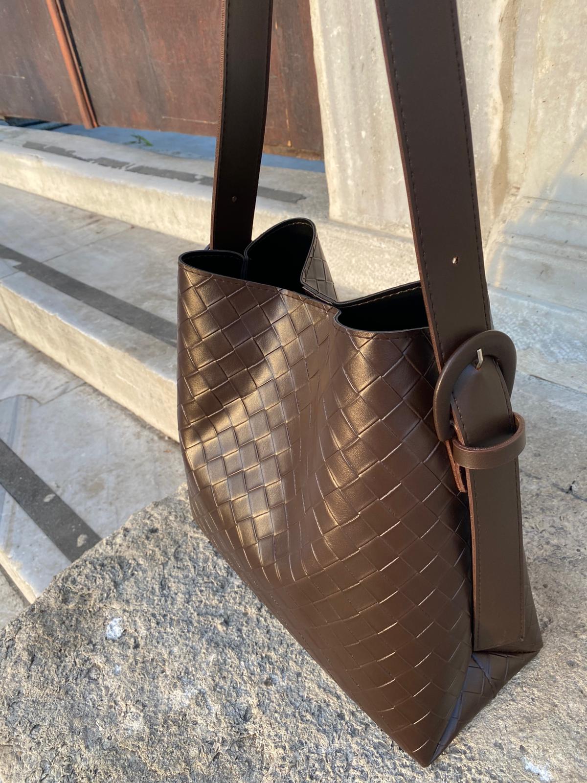 Kemer Detaylı Büyük Boy Omuz Çantası - KAHVERENGİ