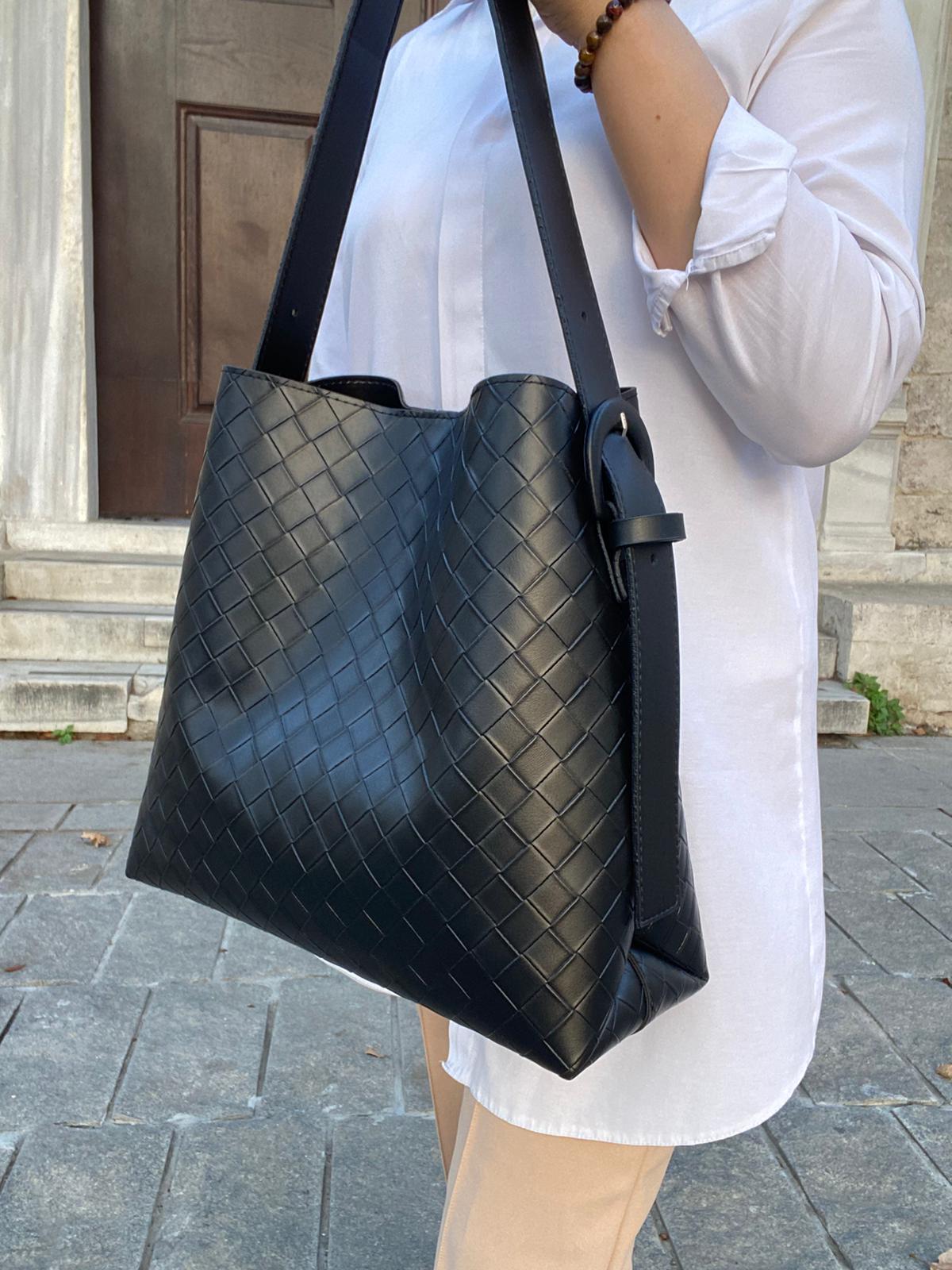 Kemer Detaylı Büyük Boy Omuz Çantası - SİYAH