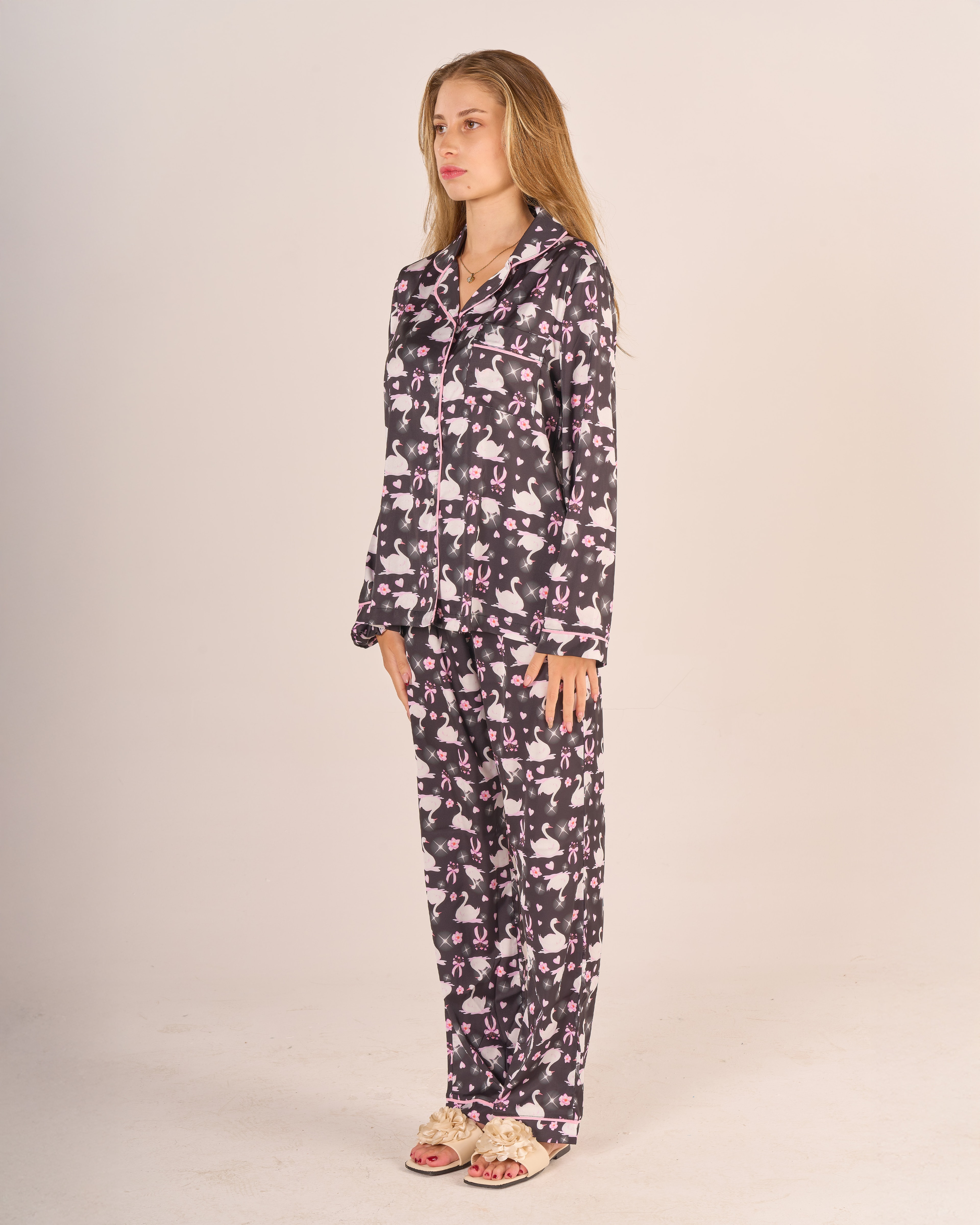 Siyah Kuğu Desenli Saten Pijama Takımı