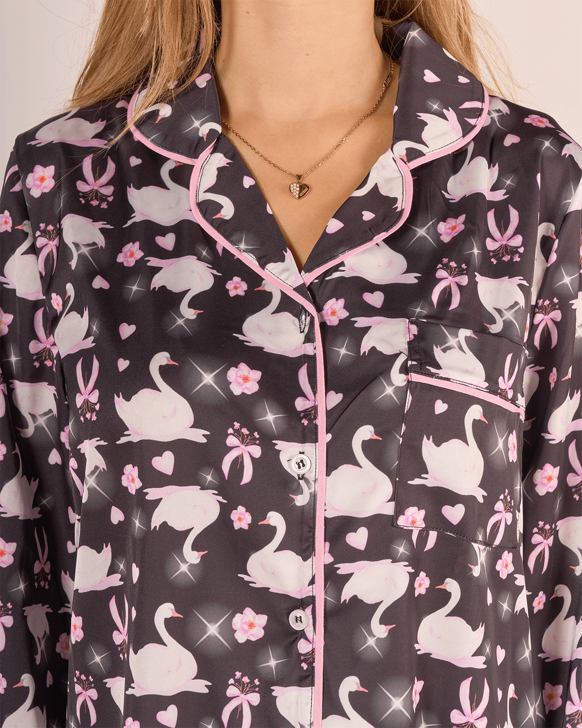 Siyah Kuğu Desenli Saten Pijama Takımı