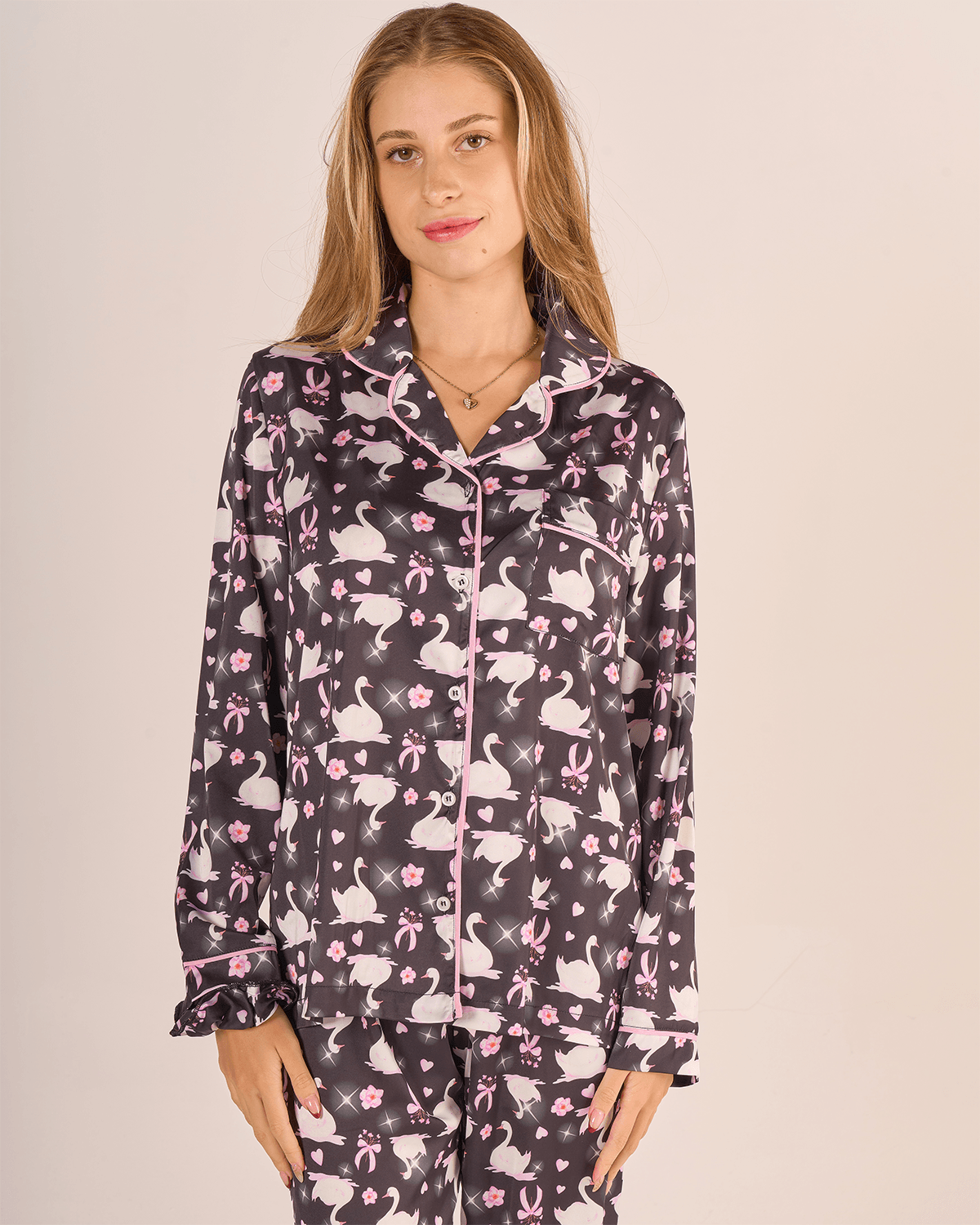 Siyah Kuğu Desenli Saten Pijama Takımı