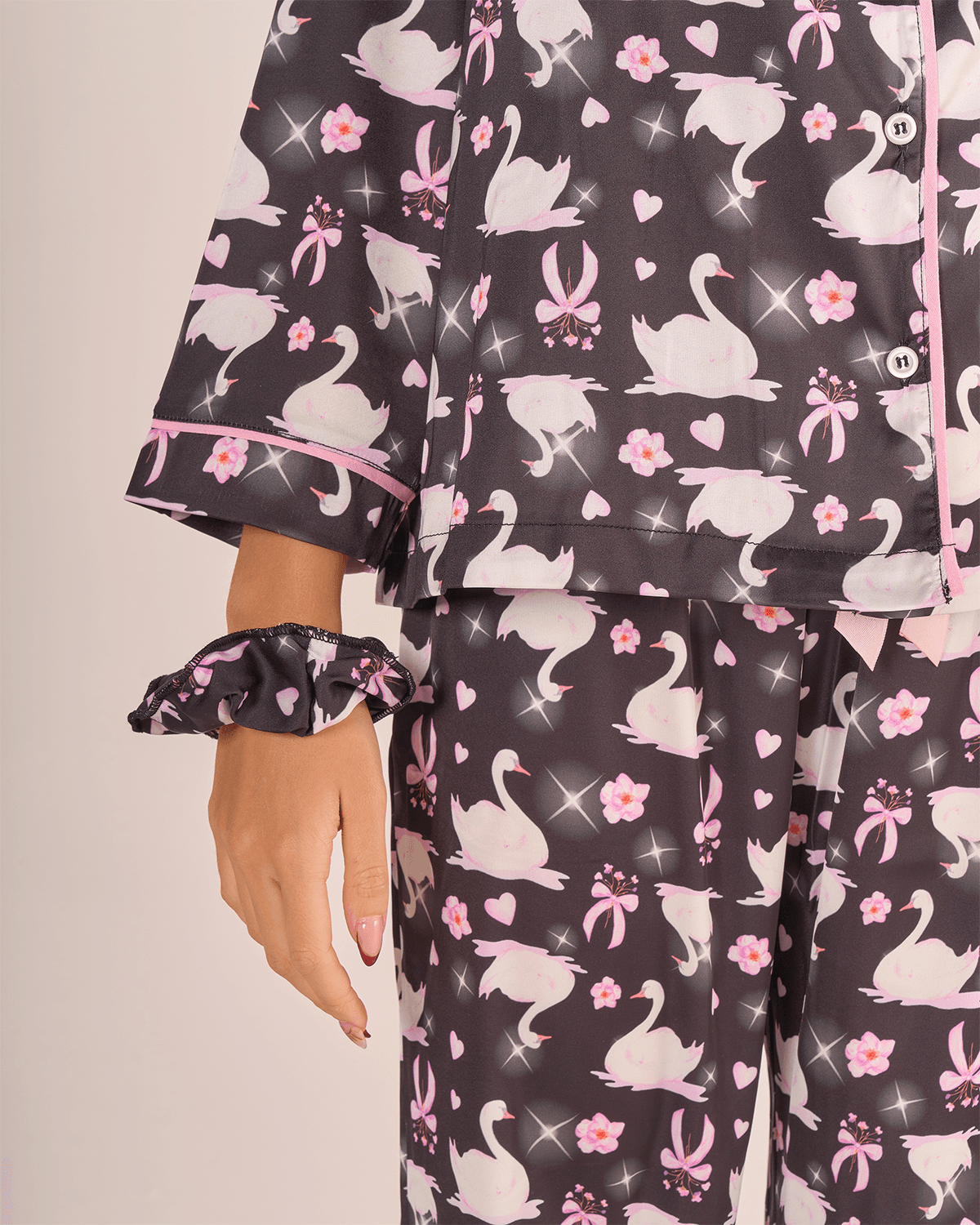 Siyah Kuğu Desenli Saten Pijama Takımı